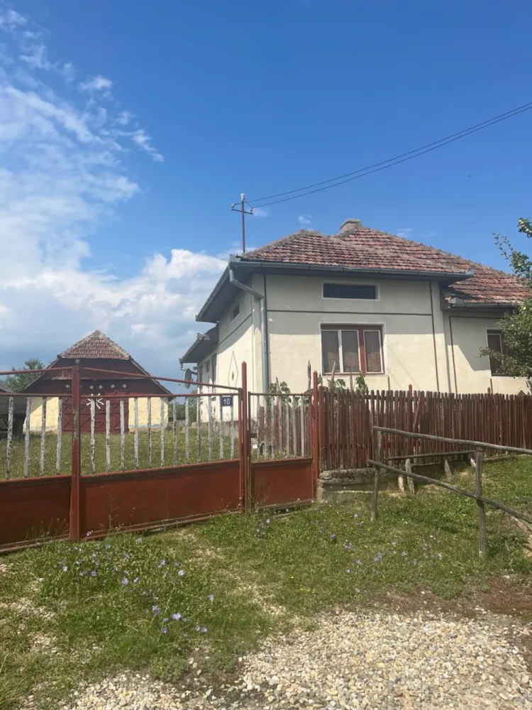 Casă de vânzare localitatea Măriuș - Casă de vânzare, în localitatea Măriuș nr 10 ,com Valea Vinului SM ,Casa are 3 camere hol(antreu) și cămară..fîntînă cu apă,șură tradițională,și o lemnărie....ogradă cu pomi fructiferi în suprafață de 1 hectar,cu extras cf ,actele sunt la zi,necesită doar contract de vânzare cumpărare! Tel 07******17