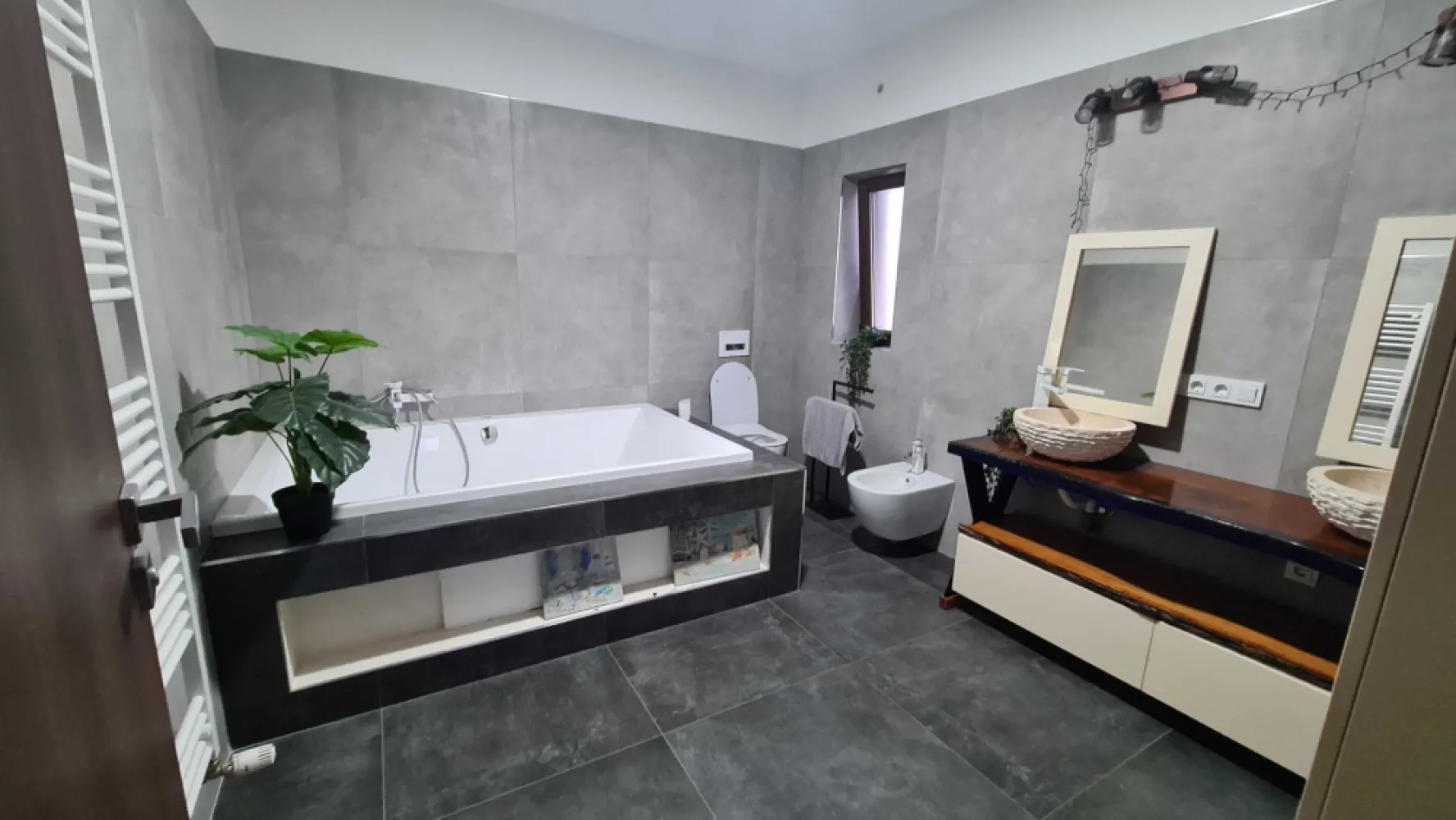 BRASADAS vinde casa tip parter in cartier Marcus. - Agenția imobiliara BRASADAS vinde casa tip PARTER cu 3 camere, 153mp 2 bai, sufragerie, bucatarie, cu 5 ari teren aferent in cartierul Marcus.
Terasa inchisa 27mp cu fereastra si usa panoramic, fereastra acoperis , soba din teracota pe terasa, 
travertin piatra podea terasa
Loc pt grill acoperit, garaj 40mp.
Pavaj 
2 buc. aer conditionat DAIKIN. 
Incalzire microcentrala gaz 
Toate bransamentele sunt facute
Fosa septica racordat la canalizare 
Zona foarte linistita 
La 10 minute de centrul orasului 
Se vinde mobilat facut pe masura, si partial cu electrocasnice, sau fara mobila si fara orice aparat electrocasnic.
Camera pt masina de spalat, si debara 
Spais
3 robinete in curte si unu in garaj
Casa si garajul este izolat cu polistiren de 10 cm 
Casa este din caramida 
Garajul din Bca
Acoperis din tigla din beton
Pod mare si inalt , izolat
Usi exterioare si Ferestre din termopan
Sistem de supraveghere video in fiecare latura casei
Parchet laminat trafic intens marca Egger.
Www.brasadas.com.