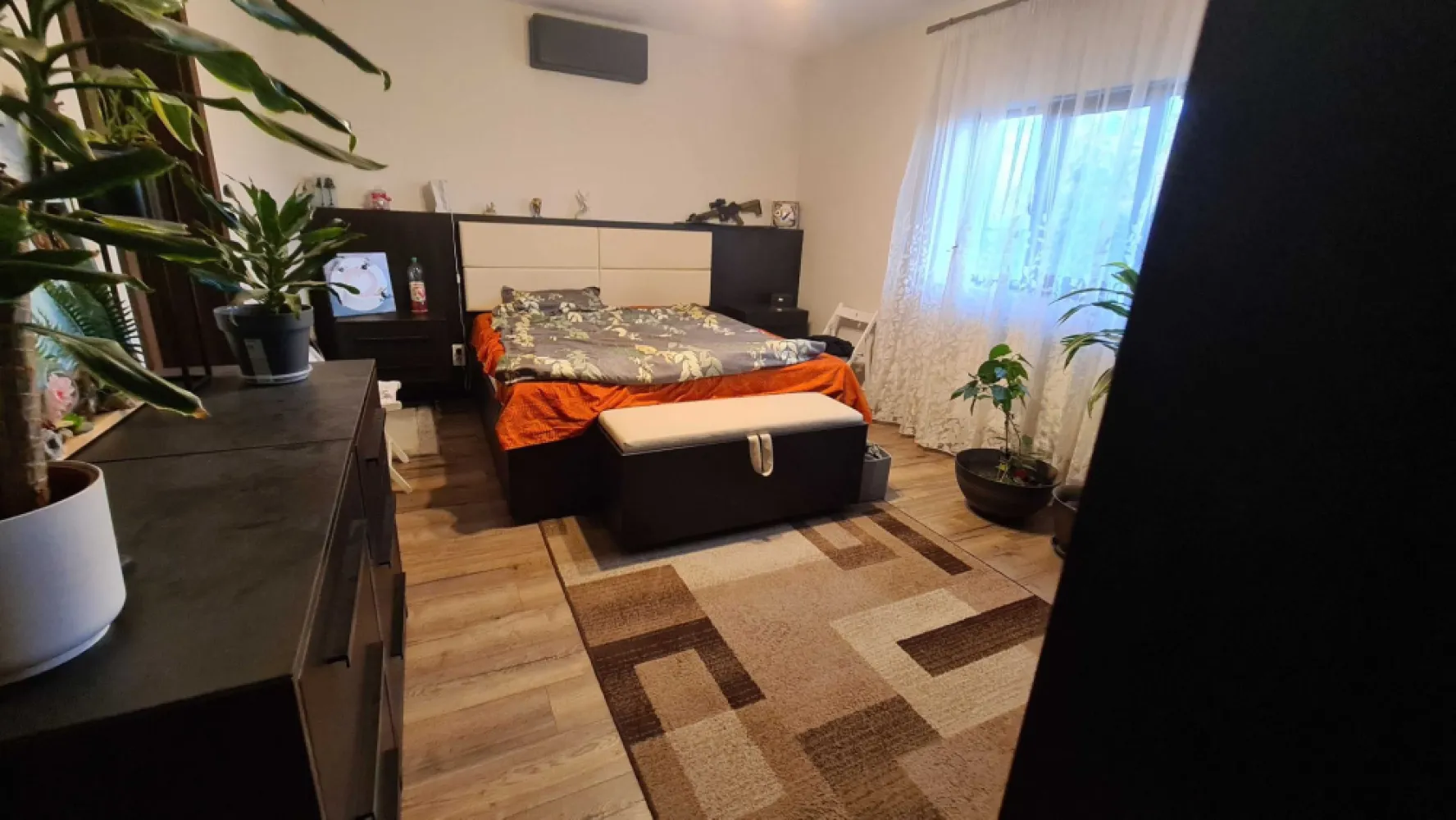 BRASADAS vinde casa tip parter in cartier Marcus. - Agenția imobiliara BRASADAS vinde casa tip PARTER cu 3 camere, 153mp 2 bai, sufragerie, bucatarie, cu 5 ari teren aferent in cartierul Marcus.
Terasa inchisa 27mp cu fereastra si usa panoramic, fereastra acoperis , soba din teracota pe terasa, 
travertin piatra podea terasa
Loc pt grill acoperit, garaj 40mp.
Pavaj 
2 buc. aer conditionat DAIKIN. 
Incalzire microcentrala gaz 
Toate bransamentele sunt facute
Fosa septica racordat la canalizare 
Zona foarte linistita 
La 10 minute de centrul orasului 
Se vinde mobilat facut pe masura, si partial cu electrocasnice, sau fara mobila si fara orice aparat electrocasnic.
Camera pt masina de spalat, si debara 
Spais
3 robinete in curte si unu in garaj
Casa si garajul este izolat cu polistiren de 10 cm 
Casa este din caramida 
Garajul din Bca
Acoperis din tigla din beton
Pod mare si inalt , izolat
Usi exterioare si Ferestre din termopan
Sistem de supraveghere video in fiecare latura casei
Parchet laminat trafic intens marca Egger.
Www.brasadas.com.