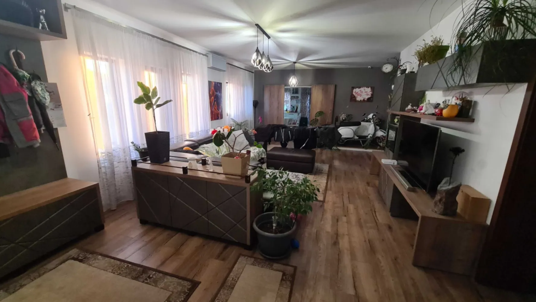 BRASADAS vinde casa tip parter in cartier Marcus. - Agenția imobiliara BRASADAS vinde casa tip PARTER cu 3 camere, 153mp 2 bai, sufragerie, bucatarie, cu 5 ari teren aferent in cartierul Marcus.
Terasa inchisa 27mp cu fereastra si usa panoramic, fereastra acoperis , soba din teracota pe terasa, 
travertin piatra podea terasa
Loc pt grill acoperit, garaj 40mp.
Pavaj 
2 buc. aer conditionat DAIKIN. 
Incalzire microcentrala gaz 
Toate bransamentele sunt facute
Fosa septica racordat la canalizare 
Zona foarte linistita 
La 10 minute de centrul orasului 
Se vinde mobilat facut pe masura, si partial cu electrocasnice, sau fara mobila si fara orice aparat electrocasnic.
Camera pt masina de spalat, si debara 
Spais
3 robinete in curte si unu in garaj
Casa si garajul este izolat cu polistiren de 10 cm 
Casa este din caramida 
Garajul din Bca
Acoperis din tigla din beton
Pod mare si inalt , izolat
Usi exterioare si Ferestre din termopan
Sistem de supraveghere video in fiecare latura casei
Parchet laminat trafic intens marca Egger.
Www.brasadas.com.