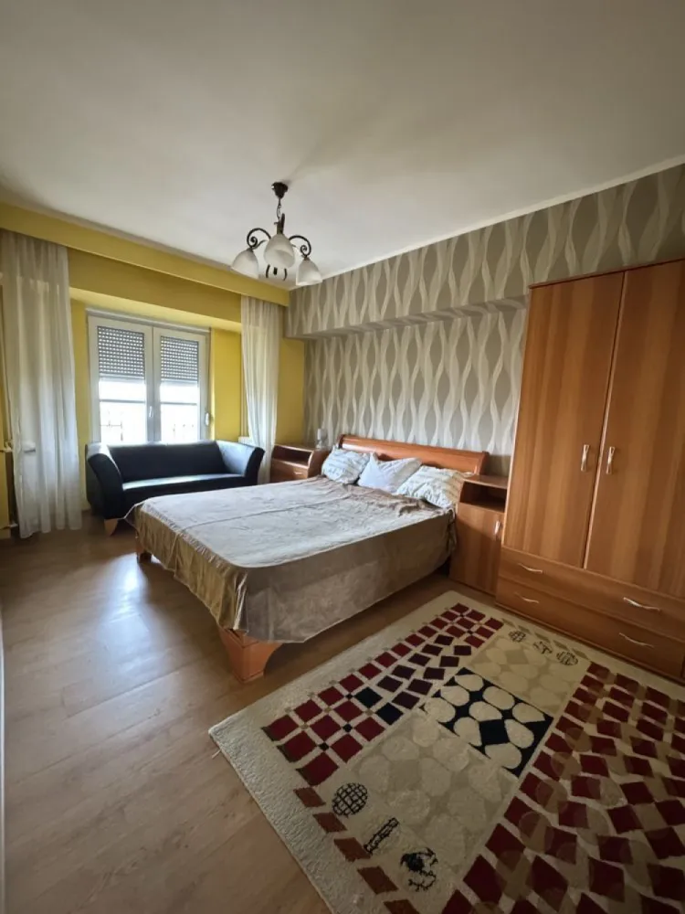 BRASADAS închiriază ap 2 cam PET FRIENDLY Bd Libertății. - Agenția imobiliara BRASADAS închiriază apartament cu 2 camere in întregime mobilat Bd. Libertății cu vedere larga spre parcul Izvor.
1 dormitor, 1 living, 1 hol larg , baie cu cadă., bucatarie. Decomandat . 
Aer conditionat in living. 
Etaj 5. 
Minim 1 an . 
Electricitate, internet, întreținere separat lunar plătite de cel care închiriază. 1 luna chirie , 2 luni garanție. 
Se poate inchiria din 1 septembrie 2025 pe baza de contract minim 1 an .