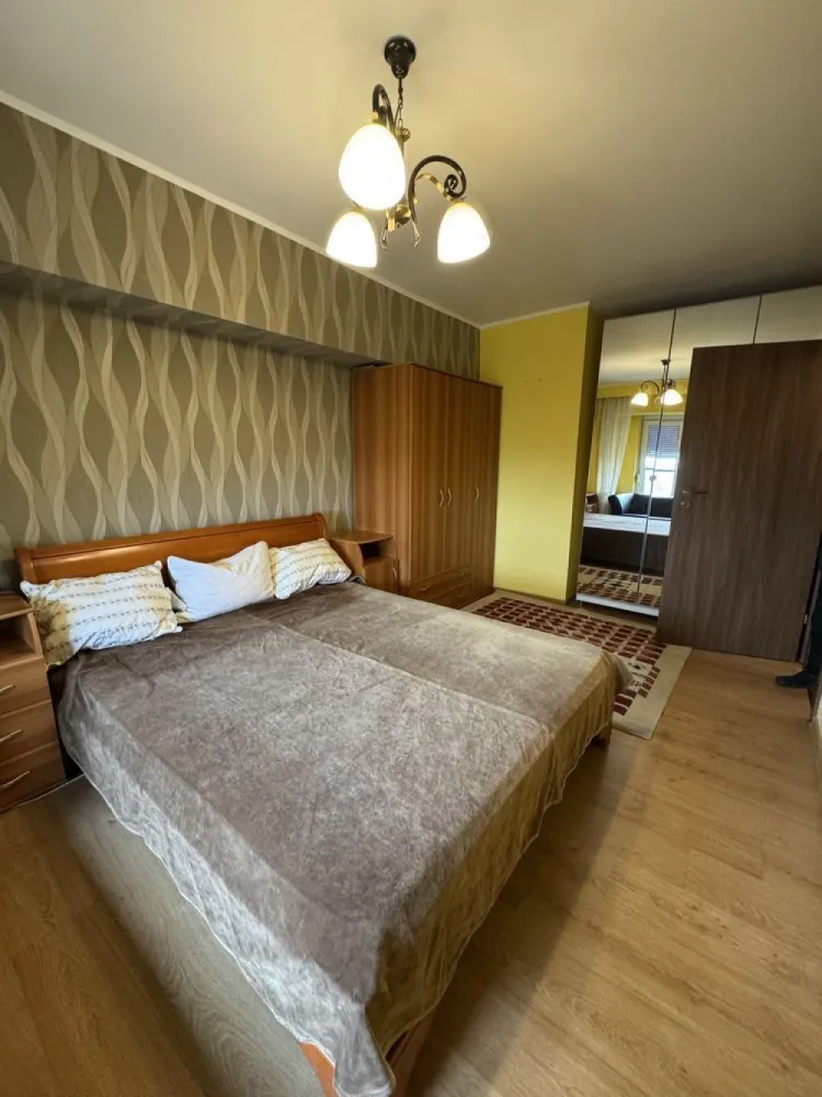 BRASADAS închiriază ap 2 cam PET FRIENDLY Bd Libertății. - Agenția imobiliara BRASADAS închiriază apartament cu 2 camere in întregime mobilat Bd. Libertății cu vedere larga spre parcul Izvor.
1 dormitor, 1 living, 1 hol larg , baie cu cadă., bucatarie. Decomandat . 
Aer conditionat in living. 
Etaj 5. 
Minim 1 an . 
Electricitate, internet, întreținere separat lunar plătite de cel care închiriază. 1 luna chirie , 2 luni garanție. 
Se poate inchiria din 1 septembrie 2025 pe baza de contract minim 1 an .