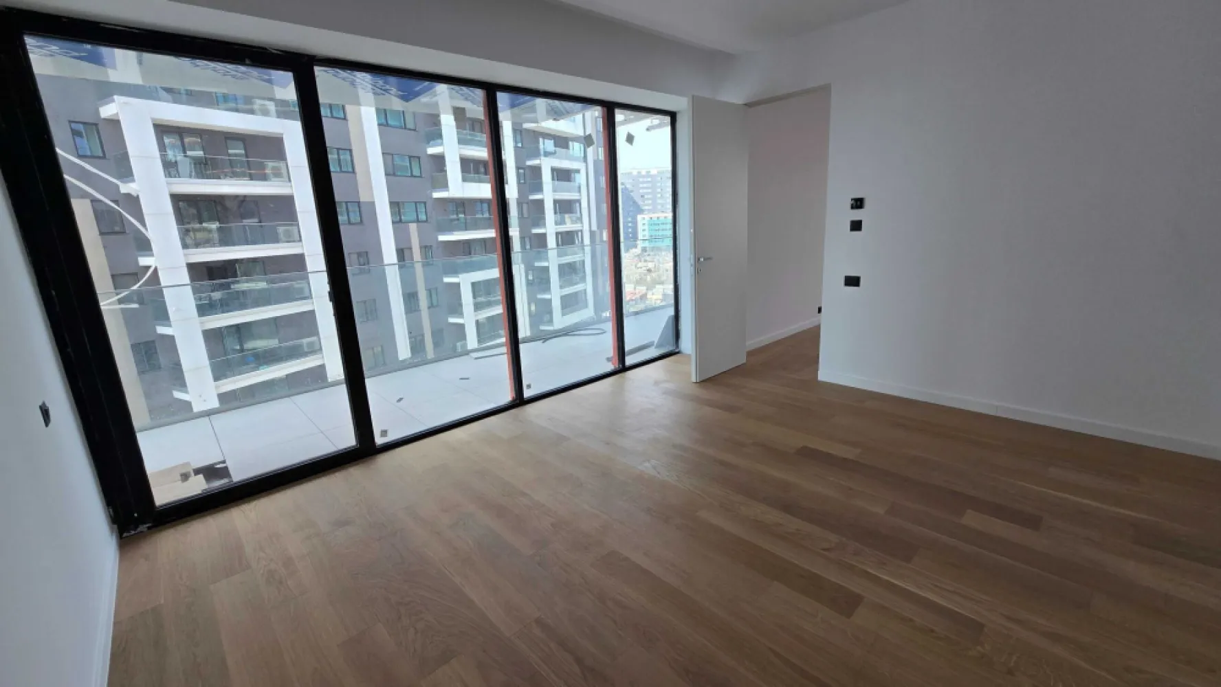 penthouse Park Herastrau 158mp 3 camere Gafencu 49, 2 dormitoare 3 bai - proprietar: apartament 116 mp +42.3 terasa Herastrau

este langa Gafencu 49 si Eliee Saab, finisaje high end, piatra in bai etc.

are 3 bai nu doar 2.

scafe in tavan pentru draperii

Usi filomuro, 3 bai 3 camere, camere mari, 42.3 mp doar terasa, 

E cel mai mare interior de 3 camere, si cea mai mare terasa din tot blocul

+ Parcare Subteran

Interiorul are 116.3 mp +42.3 mp terasa, daca imparti terasa la 2/ jumate: 

este 3120 eur mp, deasemenea costa 80,000 euro mai ieftin decat alt apartament mai sus cu 2 etaje in acelasi bloc.

Eliee saab vecinul este 5000 eur mp la etajele inferioare si urca la 8,000 eur mp e cv unicat in bucuresti, designer-ul Eliee Saab e un brand cunoscut high-end.