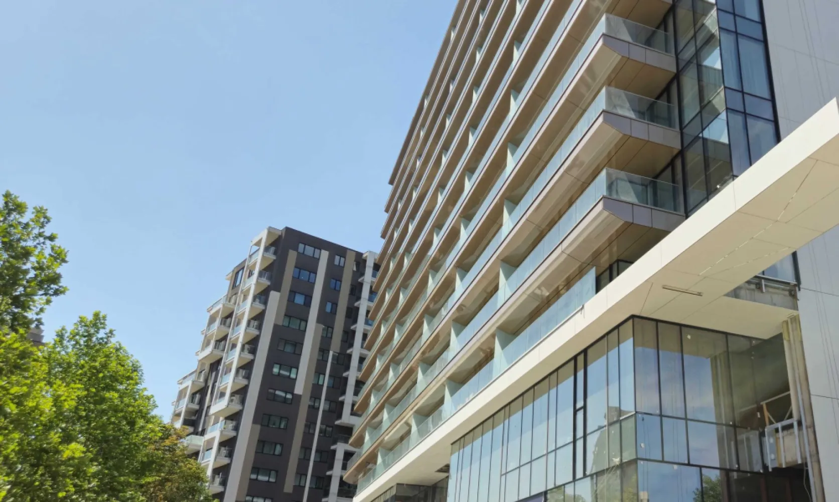 penthouse Park Herastrau 158mp 3 camere Gafencu 49, 2 dormitoare 3 bai - proprietar: apartament 116 mp +42.3 terasa Herastrau

este langa Gafencu 49 si Eliee Saab, finisaje high end, piatra in bai etc.

are 3 bai nu doar 2.

scafe in tavan pentru draperii

Usi filomuro, 3 bai 3 camere, camere mari, 42.3 mp doar terasa, 

E cel mai mare interior de 3 camere, si cea mai mare terasa din tot blocul

+ Parcare Subteran

Interiorul are 116.3 mp +42.3 mp terasa, daca imparti terasa la 2/ jumate: 

este 3120 eur mp, deasemenea costa 80,000 euro mai ieftin decat alt apartament mai sus cu 2 etaje in acelasi bloc.

Eliee saab vecinul este 5000 eur mp la etajele inferioare si urca la 8,000 eur mp e cv unicat in bucuresti, designer-ul Eliee Saab e un brand cunoscut high-end.