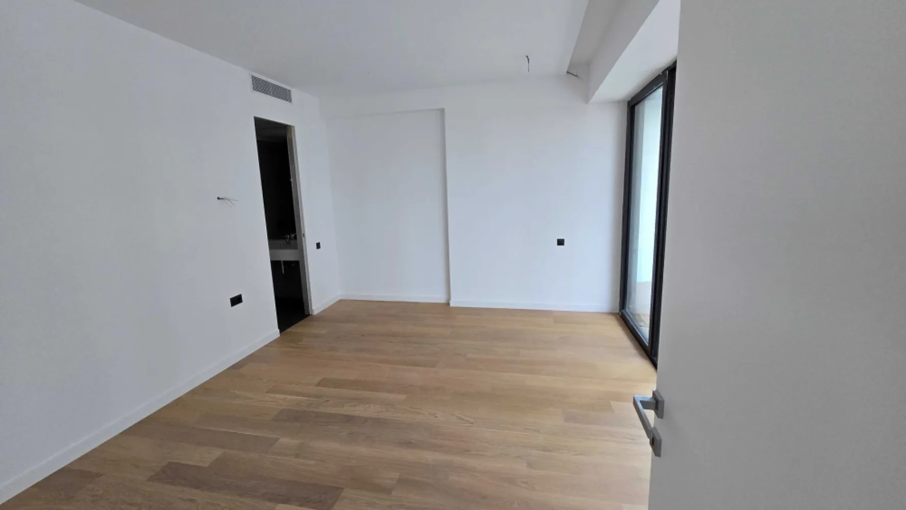 penthouse Park Herastrau 158mp 3 camere Gafencu 49, 2 dormitoare 3 bai - proprietar: apartament 116 mp +42.3 terasa Herastrau

este langa Gafencu 49 si Eliee Saab, finisaje high end, piatra in bai etc.

are 3 bai nu doar 2.

scafe in tavan pentru draperii

Usi filomuro, 3 bai 3 camere, camere mari, 42.3 mp doar terasa, 

E cel mai mare interior de 3 camere, si cea mai mare terasa din tot blocul

+ Parcare Subteran

Interiorul are 116.3 mp +42.3 mp terasa, daca imparti terasa la 2/ jumate: 

este 3120 eur mp, deasemenea costa 80,000 euro mai ieftin decat alt apartament mai sus cu 2 etaje in acelasi bloc.

Eliee saab vecinul este 5000 eur mp la etajele inferioare si urca la 8,000 eur mp e cv unicat in bucuresti, designer-ul Eliee Saab e un brand cunoscut high-end.