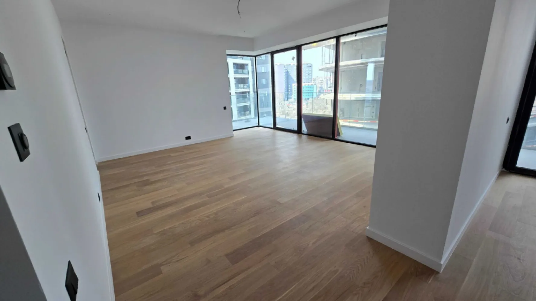 penthouse Park Herastrau 158mp 3 camere Gafencu 49, 2 dormitoare 3 bai - proprietar: apartament 116 mp +42.3 terasa Herastrau

este langa Gafencu 49 si Eliee Saab, finisaje high end, piatra in bai etc.

are 3 bai nu doar 2.

scafe in tavan pentru draperii

Usi filomuro, 3 bai 3 camere, camere mari, 42.3 mp doar terasa, 

E cel mai mare interior de 3 camere, si cea mai mare terasa din tot blocul

+ Parcare Subteran

Interiorul are 116.3 mp +42.3 mp terasa, daca imparti terasa la 2/ jumate: 

este 3120 eur mp, deasemenea costa 80,000 euro mai ieftin decat alt apartament mai sus cu 2 etaje in acelasi bloc.

Eliee saab vecinul este 5000 eur mp la etajele inferioare si urca la 8,000 eur mp e cv unicat in bucuresti, designer-ul Eliee Saab e un brand cunoscut high-end.