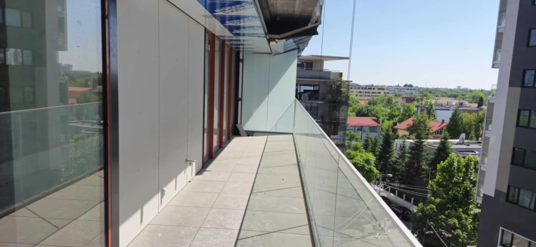 penthouse Park Herastrau 158mp 3 camere Gafencu 49, 2 dormitoare 3 bai - proprietar: apartament 116 mp +42.3 terasa Herastrau

este langa Gafencu 49 si Eliee Saab, finisaje high end, piatra in bai etc.

are 3 bai nu doar 2.

scafe in tavan pentru draperii

Usi filomuro, 3 bai 3 camere, camere mari, 42.3 mp doar terasa, 

E cel mai mare interior de 3 camere, si cea mai mare terasa din tot blocul

+ Parcare Subteran

Interiorul are 116.3 mp +42.3 mp terasa, daca imparti terasa la 2/ jumate: 

este 3120 eur mp, deasemenea costa 80,000 euro mai ieftin decat alt apartament mai sus cu 2 etaje in acelasi bloc.

Eliee saab vecinul este 5000 eur mp la etajele inferioare si urca la 8,000 eur mp e cv unicat in bucuresti, designer-ul Eliee Saab e un brand cunoscut high-end.