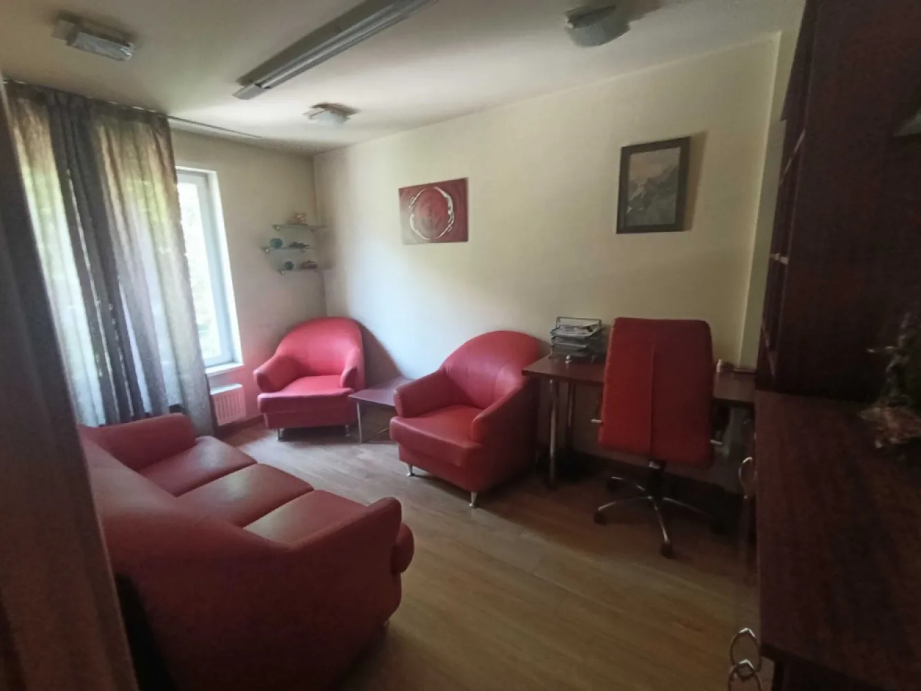 Magheru-Piata Romana - Doua camere, etaj 2, vedere stradala, mobilat pentru activitati de birou, inchiriere pe termen lung.