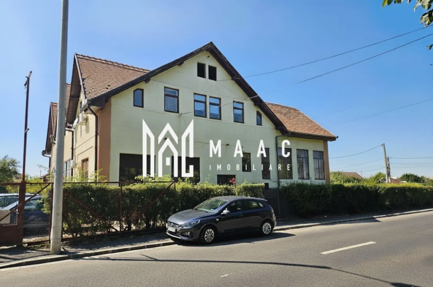 Vilă și Hale cu Teren 1750 mp I Ideal Pentru Rezidențial sau Comercial I Sibiu - Vilă spațioasă cu teren generos și deschidere la două străzi – Locație strategică, ideală pentru rezidențial sau business
Calea Șurii Mici – Sibiu

MAAC Imobiliare vă propune spre vânzare o proprietate rară, situată într-una dintre cele mai dinamice zone ale orașului Sibiu – intersecția străzilor Calea Șurii Mici și Frigoriferului. Zona este într-o continuă dezvoltare, atât rezidențială, cât și comercială, ceea ce oferă un potențial ridicat de investiție pe termen scurt și lung.
Locație premium, cu vizibilitate excelentă

Proprietatea beneficiază de o amplasare strategică, pe colț, cu deschidere la două străzi intens circulate și acces rapid către toate punctele cheie ale orașului:
3 minute de Zona Industrială Vest
5 minute de Piața Cibin
9 minute de centrul istoric (Piața Mare, Piața Mică)
Acces facil către DN1, autostradă și mijloace de transport

Detalii proprietate
Suprafață utilă totală: 500 mp (Parter: 250 mp + Etaj: 250 mp)
Teren total: 1.750 mp, din care 1.500 mp teren liber
Deschidere la două străzi – ideal pentru acces facil, vizibilitate și potențial comercial crescut
2 hale: 150 mp – potrivite pentru depozitare, logistică, mică producție
Spălătorie separată: 60 mp
Potențial excelent pentru dezvoltare
Proprietatea este pretabilă pentru o gamă variată de utilizări:
Dezvoltare rezidențială: locuințe colective, duplexuri, minicartier
Afaceri în domeniul HoReCa: pensiune, restaurant, sală de evenimente
Activități comerciale și servicii: birouri, clinici, showroom-uri, spații de coworking
Spațiu ideal pentru retail – inclusiv supermarket, datorită suprafeței terenului și deschiderii duble

Avantaje competitive
Zonă în plină dezvoltare urbanistică
Teren generos și liber, cu multiple posibilități de extindere
Poziționare pe colț – ideală pentru vizibilitate și accesibilitate
Infrastructură existentă ce permite utilizare imediată sau reconversie

Pentru mai multe detalii și pentru a programa o vizionare, menționați ID-ul CP2726173 în apelul telefonic.
