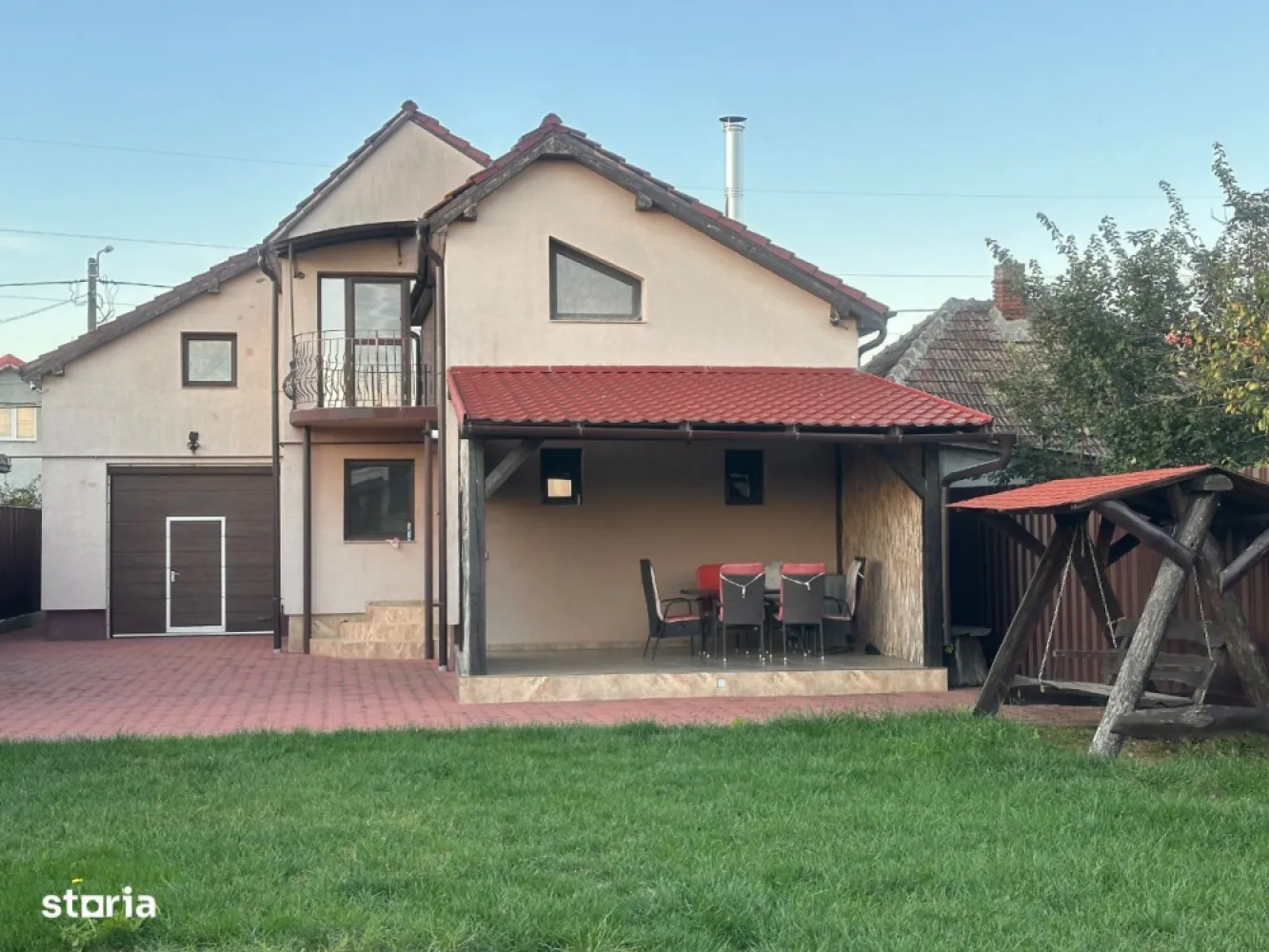 BRASADAS vinde casa in zona Lucian Blaga. - Agenția imobiliara BRASADAS vinde casă tip parter cu mansardă și teren aferent 8,36 ari in Satu Mare zona Lucian Blaga.  
Casă finisată în 2017, cu toate utilitățile, din cărămidă suprafață utilă 170 mp, izolată la exterior, curte amenajată, complet îngrădită. 
Casa este compusă din: parter: hol, living, bucatărie, baie, debara, garaj, mansardă: 3 dormitoare decomandate, spațioase 18-21 mp, living cu balcon, baie, dressing. 
Front stradal 13 m. Finisaje moderne: parchet laminat, gresie,geamuri termopan, microcentrală prim condensare pe gaz, încălzire în pardoseală parter, calorifere mansardă, șemineu pe lemne, sistem supraveghere video, porți automate.