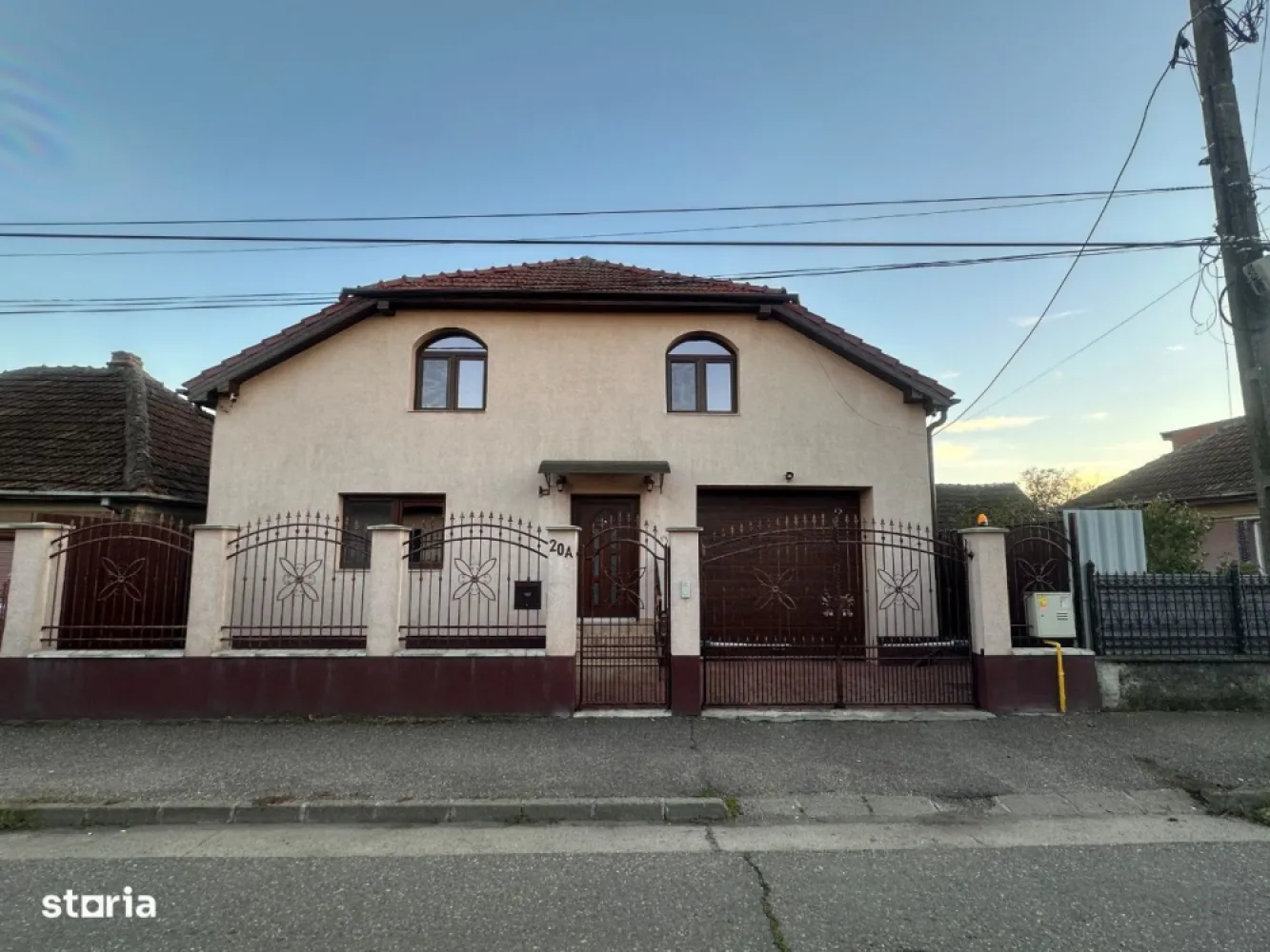 BRASADAS vinde casa in zona Lucian Blaga. - Agenția imobiliara BRASADAS vinde casă tip parter cu mansardă și teren aferent 8,36 ari in Satu Mare zona Lucian Blaga.  
Casă finisată în 2017, cu toate utilitățile, din cărămidă suprafață utilă 170 mp, izolată la exterior, curte amenajată, complet îngrădită. 
Casa este compusă din: parter: hol, living, bucatărie, baie, debara, garaj, mansardă: 3 dormitoare decomandate, spațioase 18-21 mp, living cu balcon, baie, dressing. 
Front stradal 13 m. Finisaje moderne: parchet laminat, gresie,geamuri termopan, microcentrală prim condensare pe gaz, încălzire în pardoseală parter, calorifere mansardă, șemineu pe lemne, sistem supraveghere video, porți automate.