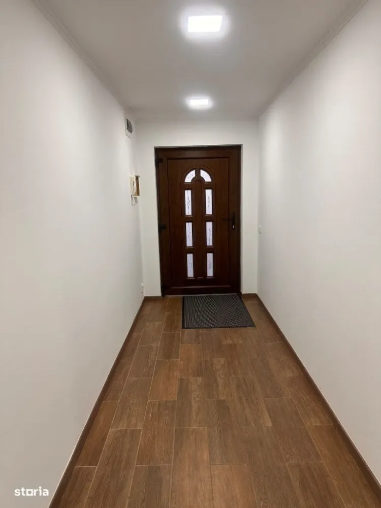 BRASADAS vinde casa in zona Lucian Blaga. - Agenția imobiliara BRASADAS vinde casă tip parter cu mansardă și teren aferent 8,36 ari in Satu Mare zona Lucian Blaga.  
Casă finisată în 2017, cu toate utilitățile, din cărămidă suprafață utilă 170 mp, izolată la exterior, curte amenajată, complet îngrădită. 
Casa este compusă din: parter: hol, living, bucatărie, baie, debara, garaj, mansardă: 3 dormitoare decomandate, spațioase 18-21 mp, living cu balcon, baie, dressing. 
Front stradal 13 m. Finisaje moderne: parchet laminat, gresie,geamuri termopan, microcentrală prim condensare pe gaz, încălzire în pardoseală parter, calorifere mansardă, șemineu pe lemne, sistem supraveghere video, porți automate.