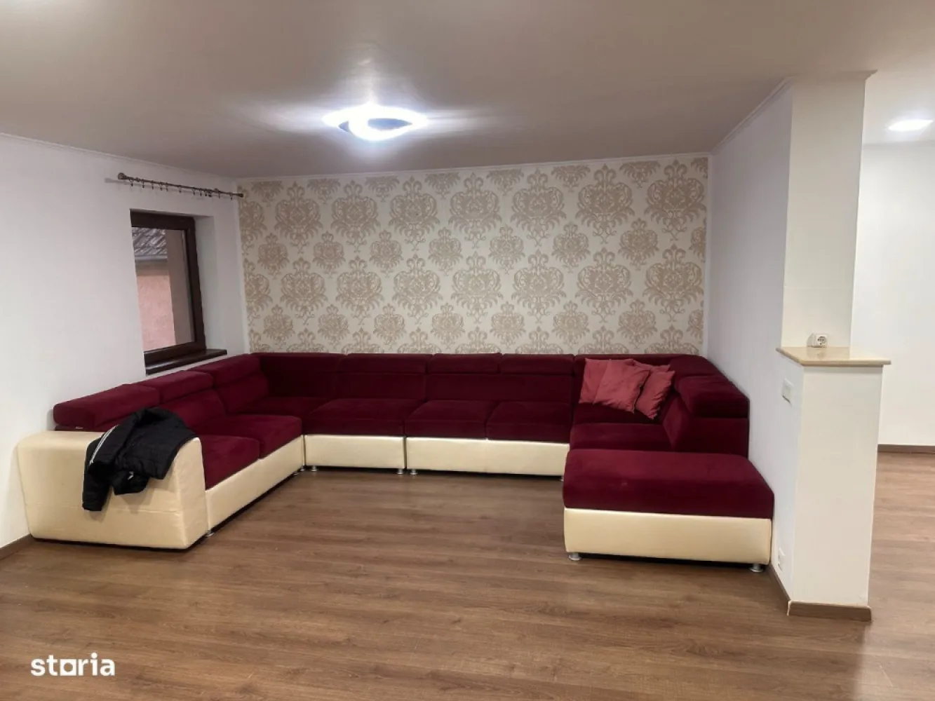 BRASADAS vinde casa in zona Lucian Blaga. - Agenția imobiliara BRASADAS vinde casă tip parter cu mansardă și teren aferent 8,36 ari in Satu Mare zona Lucian Blaga.  
Casă finisată în 2017, cu toate utilitățile, din cărămidă suprafață utilă 170 mp, izolată la exterior, curte amenajată, complet îngrădită. 
Casa este compusă din: parter: hol, living, bucatărie, baie, debara, garaj, mansardă: 3 dormitoare decomandate, spațioase 18-21 mp, living cu balcon, baie, dressing. 
Front stradal 13 m. Finisaje moderne: parchet laminat, gresie,geamuri termopan, microcentrală prim condensare pe gaz, încălzire în pardoseală parter, calorifere mansardă, șemineu pe lemne, sistem supraveghere video, porți automate.