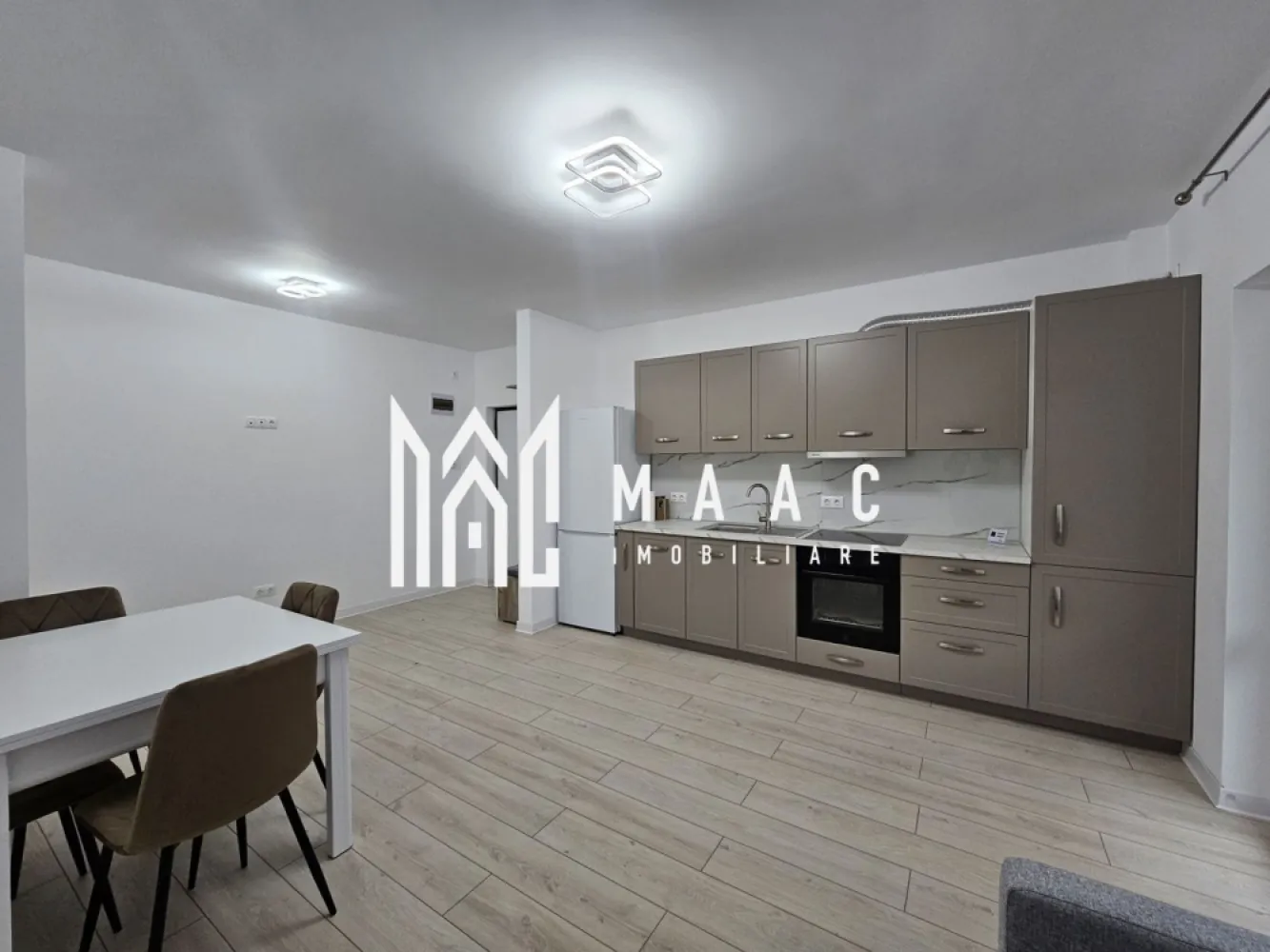 Apartament 3 camere | Prima inchiriere | Etaj 1 | D. Stanca - MAAC Imobiliare vă propune spre închiriere, un apartament modern cu 3 camere, situat la etajul 1 al unui imobil nou, finalizat în 2024, în zona Doamna Stanca.

Locuința beneficiază de o compartimentare decomandată și se remarcă prin finisaje contemporane, amenajări realizate în 2025 și un design modern, ce asigură confort și funcționalitate.

Detalii apartament:

Suprafață utilă generoasă, cu living luminos și bucătărie open-space;

2 dormitoare spațioase, ideale pentru odihnă și intimitate;

Baie modernă dotată cu cabină de duș;

Balcon de 6 mp, perfect pentru relaxare;

Loc de parcare propriu inclus în preț.

Apartamentul este la prima închiriere, oferind un ambient elegant și impecabil, potrivit pentru persoane sau cupluri care își doresc un spațiu cochet și ușor de întreținut.

Condiții de închiriere:

Garanție: echivalentul unei chirii;

Nu se acceptă: studenți, animale de companie și copii mici;

Perioada minimă de închiriere: 12 luni.

Proprietatea reprezintă alegerea ideală pentru cei care caută confort, siguranță și o locație bine conectată la principalele puncte de interes din zonă. 
ID: CP2724579.