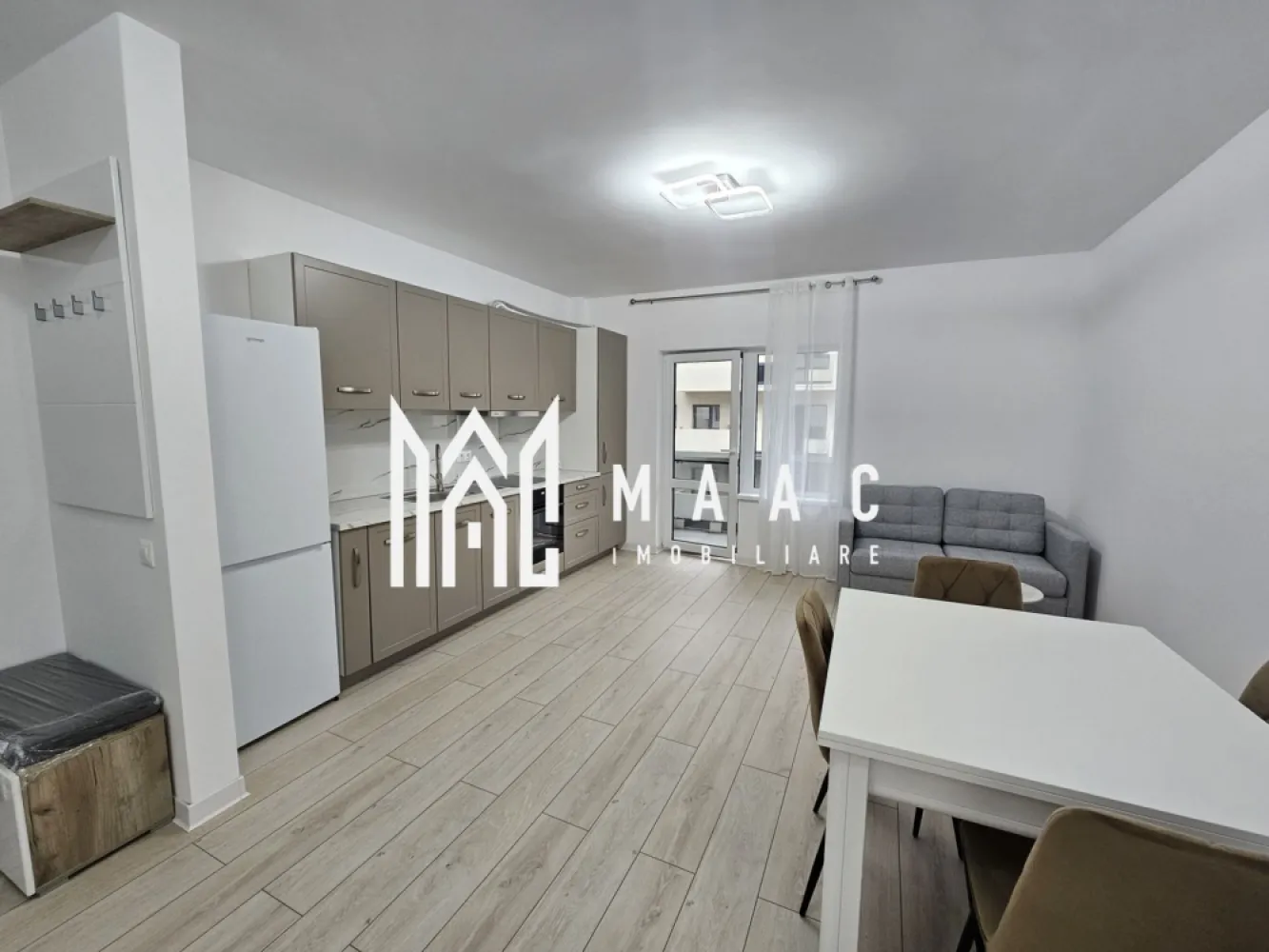 Apartament 3 camere | Prima inchiriere | Etaj 1 | D. Stanca - MAAC Imobiliare vă propune spre închiriere, un apartament modern cu 3 camere, situat la etajul 1 al unui imobil nou, finalizat în 2024, în zona Doamna Stanca.

Locuința beneficiază de o compartimentare decomandată și se remarcă prin finisaje contemporane, amenajări realizate în 2025 și un design modern, ce asigură confort și funcționalitate.

Detalii apartament:

Suprafață utilă generoasă, cu living luminos și bucătărie open-space;

2 dormitoare spațioase, ideale pentru odihnă și intimitate;

Baie modernă dotată cu cabină de duș;

Balcon de 6 mp, perfect pentru relaxare;

Loc de parcare propriu inclus în preț.

Apartamentul este la prima închiriere, oferind un ambient elegant și impecabil, potrivit pentru persoane sau cupluri care își doresc un spațiu cochet și ușor de întreținut.

Condiții de închiriere:

Garanție: echivalentul unei chirii;

Nu se acceptă: studenți, animale de companie și copii mici;

Perioada minimă de închiriere: 12 luni.

Proprietatea reprezintă alegerea ideală pentru cei care caută confort, siguranță și o locație bine conectată la principalele puncte de interes din zonă. 
ID: CP2724579.