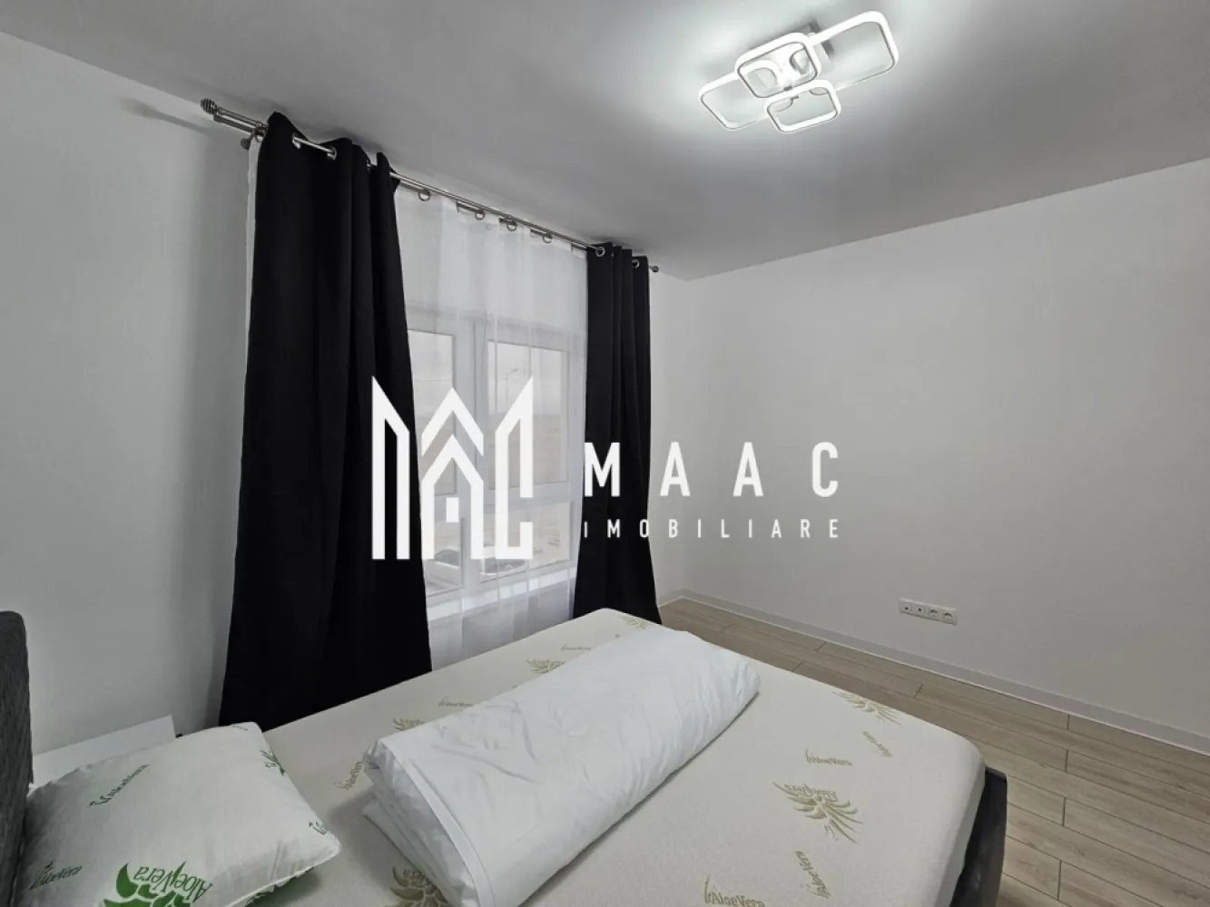 Apartament 3 camere | Prima inchiriere | Etaj 1 | D. Stanca - MAAC Imobiliare vă propune spre închiriere, un apartament modern cu 3 camere, situat la etajul 1 al unui imobil nou, finalizat în 2024, în zona Doamna Stanca.

Locuința beneficiază de o compartimentare decomandată și se remarcă prin finisaje contemporane, amenajări realizate în 2025 și un design modern, ce asigură confort și funcționalitate.

Detalii apartament:

Suprafață utilă generoasă, cu living luminos și bucătărie open-space;

2 dormitoare spațioase, ideale pentru odihnă și intimitate;

Baie modernă dotată cu cabină de duș;

Balcon de 6 mp, perfect pentru relaxare;

Loc de parcare propriu inclus în preț.

Apartamentul este la prima închiriere, oferind un ambient elegant și impecabil, potrivit pentru persoane sau cupluri care își doresc un spațiu cochet și ușor de întreținut.

Condiții de închiriere:

Garanție: echivalentul unei chirii;

Nu se acceptă: studenți, animale de companie și copii mici;

Perioada minimă de închiriere: 12 luni.

Proprietatea reprezintă alegerea ideală pentru cei care caută confort, siguranță și o locație bine conectată la principalele puncte de interes din zonă. 
ID: CP2724579.