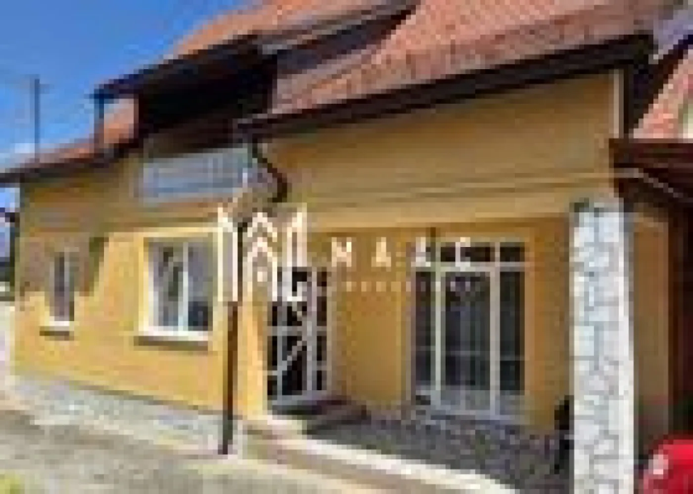 Casă spațioasă cu 5 camere I 1.000 mp teren I Rășinari I Sibiu - Casă spațioasă de vânzare în Rășinari, jud. Sibiu

O proprietate ideală pentru cei care caută liniștea naturii, dar vor să rămână aproape de oraș.

Caracteristici principale:
Suprafață utilă: 200 mp
Teren generos: 1.000 mp, cu curte mare și grădină amenajată
Compartimentare eficientă: 5 camere, living generos, bucătărie închisă, 2 băi
Foișor, zonă de relaxare cu grătar – perfectă pentru momente petrecute în familie sau cu prietenii
Gazon întreținut, spațiu verde ideal pentru joacă, relaxare sau grădinărit

Utilități și dotări:
Toate utilitățile: apă, canalizare, gaz, electricitate
Încălzire prin centrală pe gaz și lemne – alternativă practică și economică
Liberă de orice sarcini – actele sunt pregătite pentru vânzare

Localizare:
Casa este situată într-o zonă liniștită din Rășinari, la doar câțiva kilometri de Sibiu – un cadru natural deosebit, cu acces facil către oraș.
Potrivită ca locuință de familie, casă de vacanță sau investiție turistică.

Pentru detalii suplimentare, consultanță sau programarea unei vizionări, te rugăm să ne contactezi si sa specifici CP2722226.