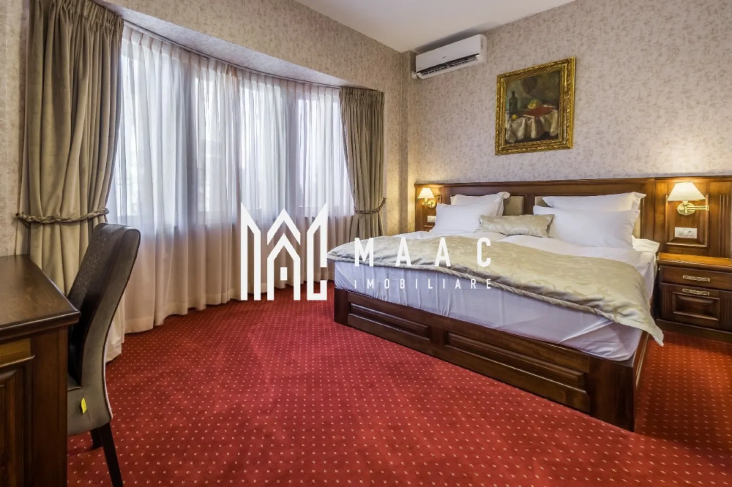 Vila 10 camere | Oportunitate investitie I Ultracentral - MAAC Imobiliare vă propune spre vânzare o proprietate unică – o vilă elegantă, recent construită, amplasată în inima orașului, în zona istorică, ideală atât pentru locuință de lux, cât și pentru activități comerciale precum birouri, clinică sau HORECA. Imobilul impresionează prin designul modern, finisajele premium și compartimentarea eficientă, fiind în prezent utilizat ca unitate hotelieră.

Proprietatea este structurată pe mai multe niveluri, oferind spații generoase și funcționale:
-Parter: 4 camere, fiecare cu baie proprie, hol larg, grup sanitar de serviciu, spațiu tehnic, casa scării
-Etaj 1: 3 camere, fiecare cu baie proprie și balcon, terasă închisă
-Etaj mansardat: 3 camere, fiecare cu baie proprie și balcon comun pe hol

Interiorul reflectă eleganță și rafinament, fiind realizat cu materiale de înaltă calitate:
-mobilier din lemn de cireș
-pardoseală din marmură premium
-mochetă pentru trafic intens

Dotările tehnice sunt la standarde ridicate:
-încălzire în pardoseală (sistem UPONOR)
-climatizare individuală în fiecare cameră
-internet prin cablu în toate încăperile
-sistem de supraveghere video
-sistem de acces cu card ASSA-ABLOY

În curte se regăsește o construcție separată, cu o suprafață de aproximativ 80 mp, ce poate fi utilizată ca sală de conferință, spațiu de dining sau alte activități complementare.

Exteriorul este amenajat cu mobilier de grădină italian, oferind un ambient plăcut și exclusivist. De asemenea, există posibilitatea instalării unui lift exterior, adăugând un plus de accesibilitate și valoare proprietății.

Datorită poziționării ultracentrale și compartimentării versatile, imobilul reprezintă o oportunitate excelentă de investiție, fiind adaptabil atât pentru activități turistice, cât și pentru utilizare rezidențială sau sediu de companie.

Pentru mai multe detalii, vă rugăm să menționați telefonic că ați văzut anunțul cu CP2721541