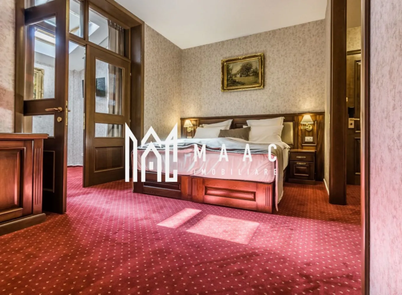Vila 10 camere | Oportunitate investitie I Ultracentral - MAAC Imobiliare vă propune spre vânzare o proprietate unică – o vilă elegantă, recent construită, amplasată în inima orașului, în zona istorică, ideală atât pentru locuință de lux, cât și pentru activități comerciale precum birouri, clinică sau HORECA. Imobilul impresionează prin designul modern, finisajele premium și compartimentarea eficientă, fiind în prezent utilizat ca unitate hotelieră.

Proprietatea este structurată pe mai multe niveluri, oferind spații generoase și funcționale:
-Parter: 4 camere, fiecare cu baie proprie, hol larg, grup sanitar de serviciu, spațiu tehnic, casa scării
-Etaj 1: 3 camere, fiecare cu baie proprie și balcon, terasă închisă
-Etaj mansardat: 3 camere, fiecare cu baie proprie și balcon comun pe hol

Interiorul reflectă eleganță și rafinament, fiind realizat cu materiale de înaltă calitate:
-mobilier din lemn de cireș
-pardoseală din marmură premium
-mochetă pentru trafic intens

Dotările tehnice sunt la standarde ridicate:
-încălzire în pardoseală (sistem UPONOR)
-climatizare individuală în fiecare cameră
-internet prin cablu în toate încăperile
-sistem de supraveghere video
-sistem de acces cu card ASSA-ABLOY

În curte se regăsește o construcție separată, cu o suprafață de aproximativ 80 mp, ce poate fi utilizată ca sală de conferință, spațiu de dining sau alte activități complementare.

Exteriorul este amenajat cu mobilier de grădină italian, oferind un ambient plăcut și exclusivist. De asemenea, există posibilitatea instalării unui lift exterior, adăugând un plus de accesibilitate și valoare proprietății.

Datorită poziționării ultracentrale și compartimentării versatile, imobilul reprezintă o oportunitate excelentă de investiție, fiind adaptabil atât pentru activități turistice, cât și pentru utilizare rezidențială sau sediu de companie.

Pentru mai multe detalii, vă rugăm să menționați telefonic că ați văzut anunțul cu CP2721541