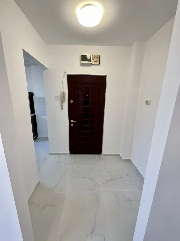 BRASADAS vinde ap 2 cam central etaj 3/4. - Agenția imobiliara BRASADAS vinde un apartament deosebit cu 2 camere semidecomandat, situat la etajul 3/4 in centrul orasului pe str. Stefan cel Mare, bloc din caramida.
Apartamentul a fost renovat recent in totalitate, dispune de o suprafata utila de 50mp, compus din 2 camere, 2 holuri, 1 baie, 1 balcon, 1 bucatarie + mobilier, 1 debara (unde se afla centrala termica noua cu garantie 5 ani).
Fiind intr-o zona centrala si linistita, are acces facil la mijloacele de transport in comun, spital,scoli, magazine, piata, etc...
Pentru mai multe oferte accesați www.brasadas.com.
