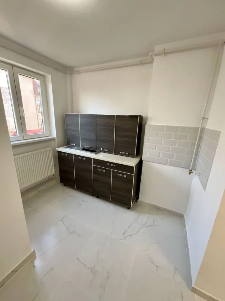 BRASADAS vinde ap 2 cam central etaj 3/4. - Agenția imobiliara BRASADAS vinde un apartament deosebit cu 2 camere semidecomandat, situat la etajul 3/4 in centrul orasului pe str. Stefan cel Mare, bloc din caramida.
Apartamentul a fost renovat recent in totalitate, dispune de o suprafata utila de 50mp, compus din 2 camere, 2 holuri, 1 baie, 1 balcon, 1 bucatarie + mobilier, 1 debara (unde se afla centrala termica noua cu garantie 5 ani).
Fiind intr-o zona centrala si linistita, are acces facil la mijloacele de transport in comun, spital,scoli, magazine, piata, etc...
Pentru mai multe oferte accesați www.brasadas.com.