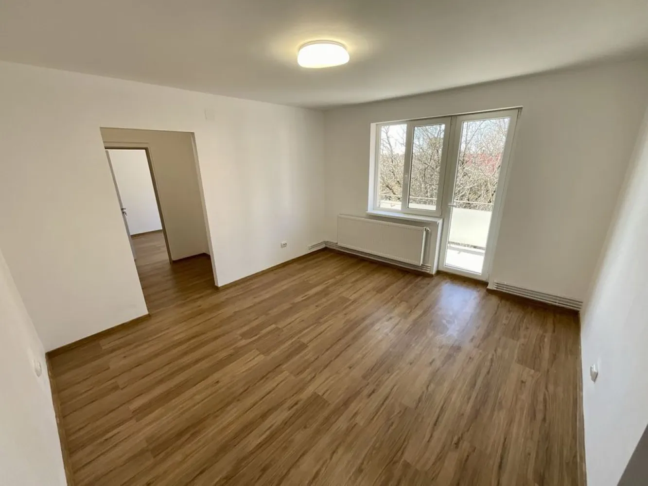 BRASADAS vinde ap 2 cam central etaj 3/4. - Agenția imobiliara BRASADAS vinde un apartament deosebit cu 2 camere semidecomandat, situat la etajul 3/4 in centrul orasului pe str. Stefan cel Mare, bloc din caramida.
Apartamentul a fost renovat recent in totalitate, dispune de o suprafata utila de 50mp, compus din 2 camere, 2 holuri, 1 baie, 1 balcon, 1 bucatarie + mobilier, 1 debara (unde se afla centrala termica noua cu garantie 5 ani).
Fiind intr-o zona centrala si linistita, are acces facil la mijloacele de transport in comun, spital,scoli, magazine, piata, etc...
Pentru mai multe oferte accesați www.brasadas.com.