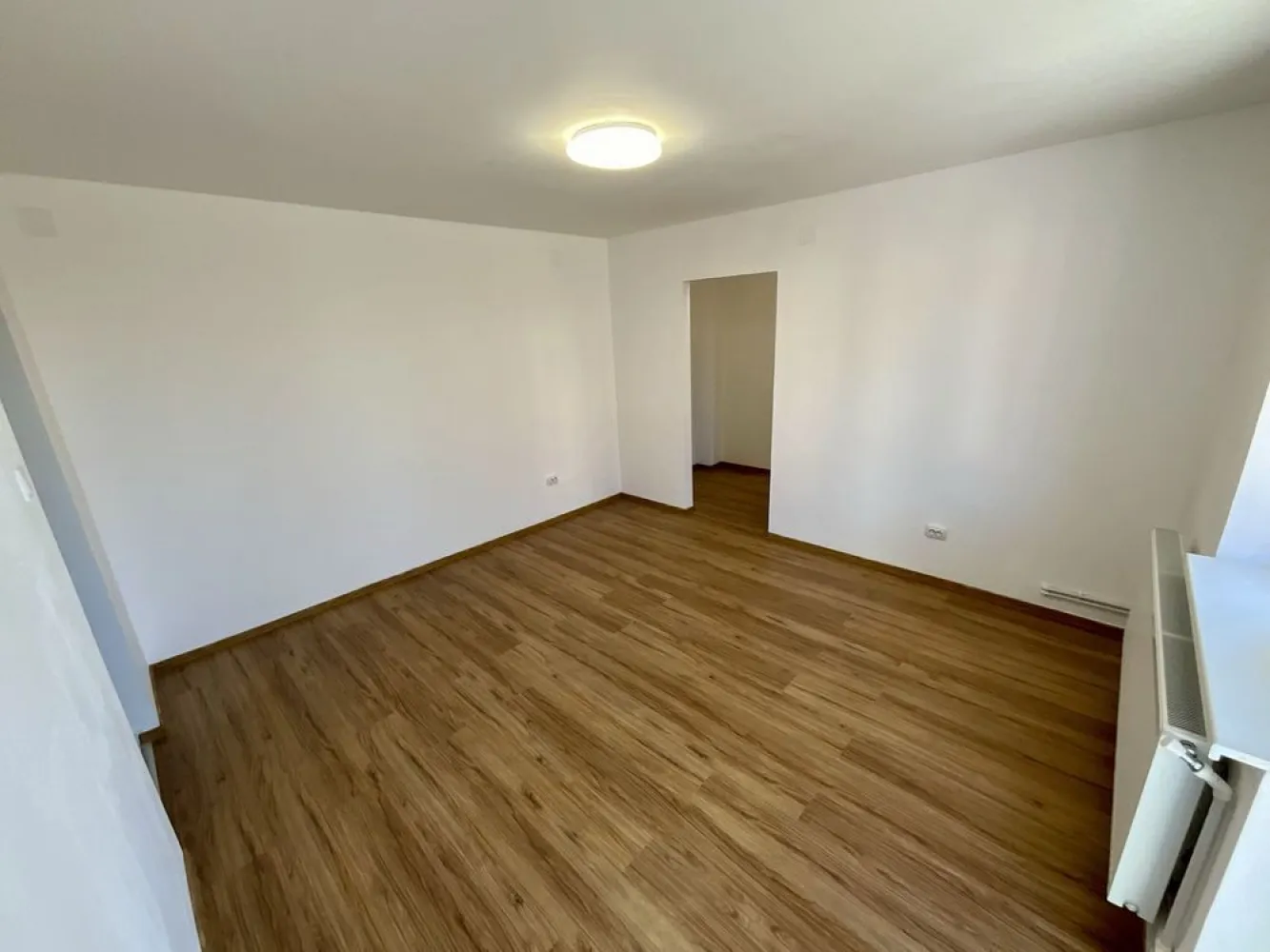 BRASADAS vinde ap 2 cam central etaj 3/4. - Agenția imobiliara BRASADAS vinde un apartament deosebit cu 2 camere semidecomandat, situat la etajul 3/4 in centrul orasului pe str. Stefan cel Mare, bloc din caramida.
Apartamentul a fost renovat recent in totalitate, dispune de o suprafata utila de 50mp, compus din 2 camere, 2 holuri, 1 baie, 1 balcon, 1 bucatarie + mobilier, 1 debara (unde se afla centrala termica noua cu garantie 5 ani).
Fiind intr-o zona centrala si linistita, are acces facil la mijloacele de transport in comun, spital,scoli, magazine, piata, etc...
Pentru mai multe oferte accesați www.brasadas.com.
