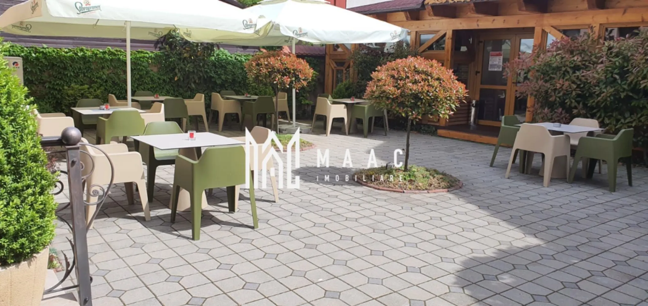 Vila 10 camere | Oportunitate investitie I Ultracentral - MAAC Imobiliare vă propune spre vânzare o proprietate unică – o vilă elegantă, recent construită, amplasată în inima orașului, în zona istorică, ideală atât pentru locuință de lux, cât și pentru activități comerciale precum birouri, clinică sau HORECA. Imobilul impresionează prin designul modern, finisajele premium și compartimentarea eficientă, fiind în prezent utilizat ca unitate hotelieră.

Proprietatea este structurată pe mai multe niveluri, oferind spații generoase și funcționale:
-Parter: 4 camere, fiecare cu baie proprie, hol larg, grup sanitar de serviciu, spațiu tehnic, casa scării
-Etaj 1: 3 camere, fiecare cu baie proprie și balcon, terasă închisă
-Etaj mansardat: 3 camere, fiecare cu baie proprie și balcon comun pe hol

Interiorul reflectă eleganță și rafinament, fiind realizat cu materiale de înaltă calitate:
-mobilier din lemn de cireș
-pardoseală din marmură premium
-mochetă pentru trafic intens

Dotările tehnice sunt la standarde ridicate:
-încălzire în pardoseală (sistem UPONOR)
-climatizare individuală în fiecare cameră
-internet prin cablu în toate încăperile
-sistem de supraveghere video
-sistem de acces cu card ASSA-ABLOY

În curte se regăsește o construcție separată, cu o suprafață de aproximativ 80 mp, ce poate fi utilizată ca sală de conferință, spațiu de dining sau alte activități complementare.

Exteriorul este amenajat cu mobilier de grădină italian, oferind un ambient plăcut și exclusivist. De asemenea, există posibilitatea instalării unui lift exterior, adăugând un plus de accesibilitate și valoare proprietății.

Datorită poziționării ultracentrale și compartimentării versatile, imobilul reprezintă o oportunitate excelentă de investiție, fiind adaptabil atât pentru activități turistice, cât și pentru utilizare rezidențială sau sediu de companie.

Pentru mai multe detalii, vă rugăm să menționați telefonic că ați văzut anunțul cu CP2721541