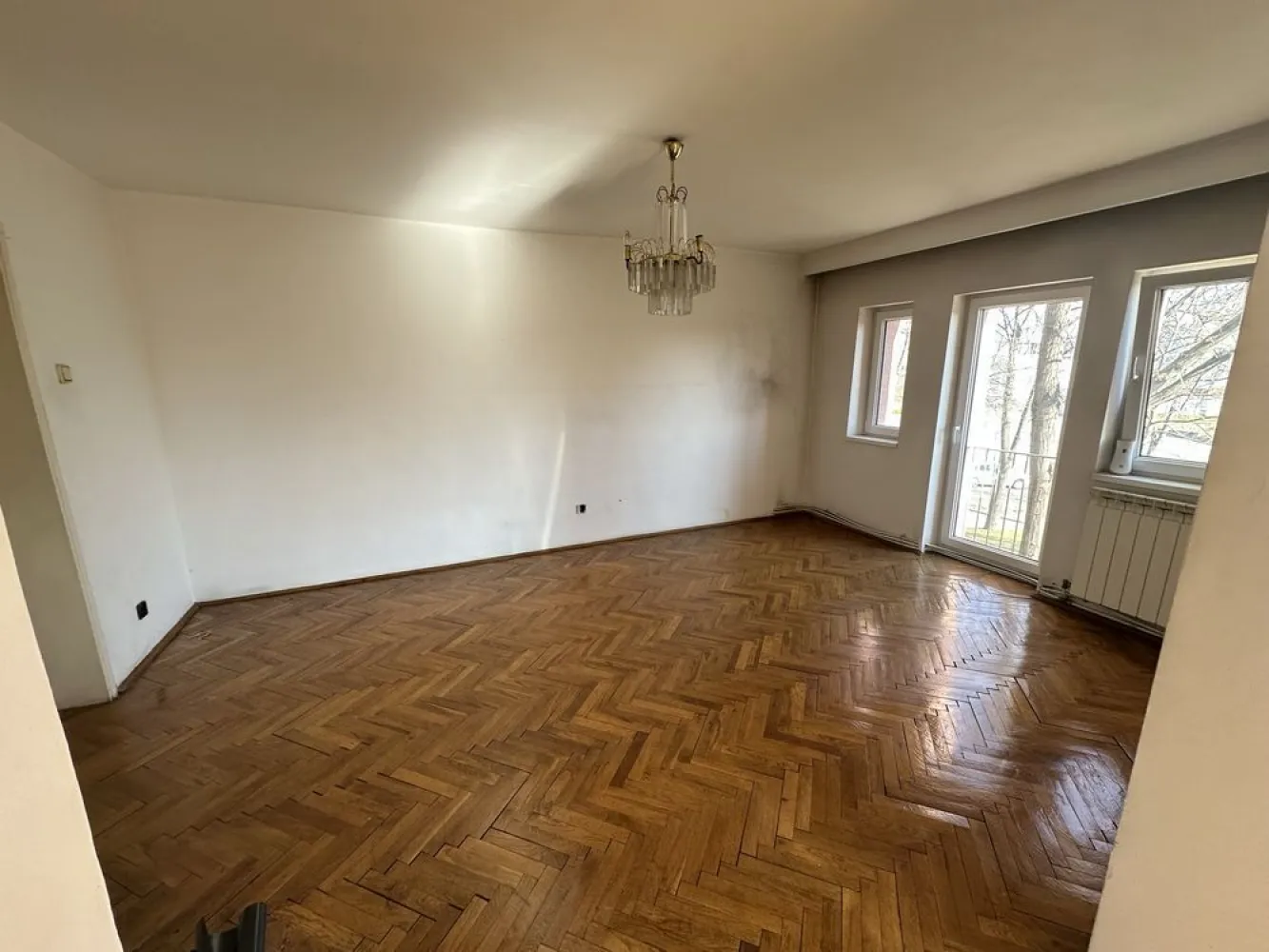 BRASADAS vinde ap 5 cam CARAMIDA etaj 1 zona Lic. ECONOMIC. - Agenția BRASADAS vinde apartament cu 5 camere din CARAMIDA la etajul 1 in zona Liceului Economic. 
Apartamentul are :
2 bai
3 debarale
3 balcoane
170 mp-construiti
112 mp-utili
Centrala pe gaze
Pentru mai multe oferte accesați www.brasadas.com.