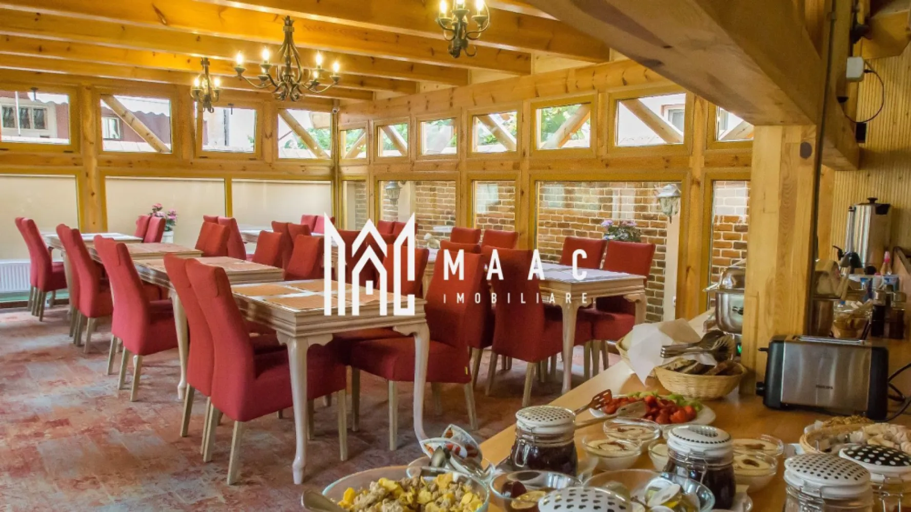 Vila 10 camere | Oportunitate investitie I Ultracentral - MAAC Imobiliare vă propune spre vânzare o proprietate unică – o vilă elegantă, recent construită, amplasată în inima orașului, în zona istorică, ideală atât pentru locuință de lux, cât și pentru activități comerciale precum birouri, clinică sau HORECA. Imobilul impresionează prin designul modern, finisajele premium și compartimentarea eficientă, fiind în prezent utilizat ca unitate hotelieră.

Proprietatea este structurată pe mai multe niveluri, oferind spații generoase și funcționale:
-Parter: 4 camere, fiecare cu baie proprie, hol larg, grup sanitar de serviciu, spațiu tehnic, casa scării
-Etaj 1: 3 camere, fiecare cu baie proprie și balcon, terasă închisă
-Etaj mansardat: 3 camere, fiecare cu baie proprie și balcon comun pe hol

Interiorul reflectă eleganță și rafinament, fiind realizat cu materiale de înaltă calitate:
-mobilier din lemn de cireș
-pardoseală din marmură premium
-mochetă pentru trafic intens

Dotările tehnice sunt la standarde ridicate:
-încălzire în pardoseală (sistem UPONOR)
-climatizare individuală în fiecare cameră
-internet prin cablu în toate încăperile
-sistem de supraveghere video
-sistem de acces cu card ASSA-ABLOY

În curte se regăsește o construcție separată, cu o suprafață de aproximativ 80 mp, ce poate fi utilizată ca sală de conferință, spațiu de dining sau alte activități complementare.

Exteriorul este amenajat cu mobilier de grădină italian, oferind un ambient plăcut și exclusivist. De asemenea, există posibilitatea instalării unui lift exterior, adăugând un plus de accesibilitate și valoare proprietății.

Datorită poziționării ultracentrale și compartimentării versatile, imobilul reprezintă o oportunitate excelentă de investiție, fiind adaptabil atât pentru activități turistice, cât și pentru utilizare rezidențială sau sediu de companie.

Pentru mai multe detalii, vă rugăm să menționați telefonic că ați văzut anunțul cu CP2721541