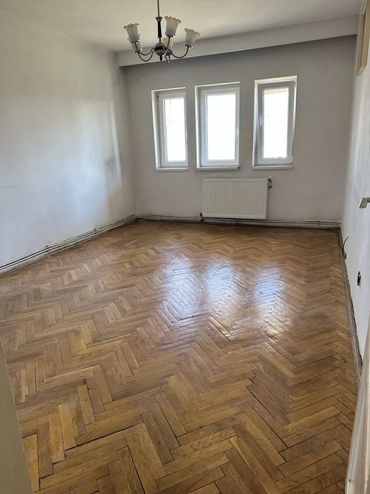 BRASADAS vinde ap 5 cam CARAMIDA etaj 1 zona Lic. ECONOMIC. - Agenția BRASADAS vinde apartament cu 5 camere din CARAMIDA la etajul 1 in zona Liceului Economic. 
Apartamentul are :
2 bai
3 debarale
3 balcoane
170 mp-construiti
112 mp-utili
Centrala pe gaze
Pentru mai multe oferte accesați www.brasadas.com.