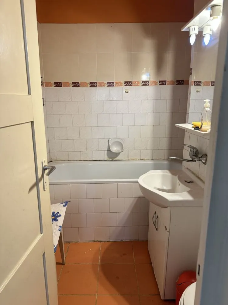 BRASADAS vinde ap 5 cam CARAMIDA etaj 1 zona Lic. ECONOMIC. - Agenția BRASADAS vinde apartament cu 5 camere din CARAMIDA la etajul 1 in zona Liceului Economic. 
Apartamentul are :
2 bai
3 debarale
3 balcoane
170 mp-construiti
112 mp-utili
Centrala pe gaze
Pentru mai multe oferte accesați www.brasadas.com.