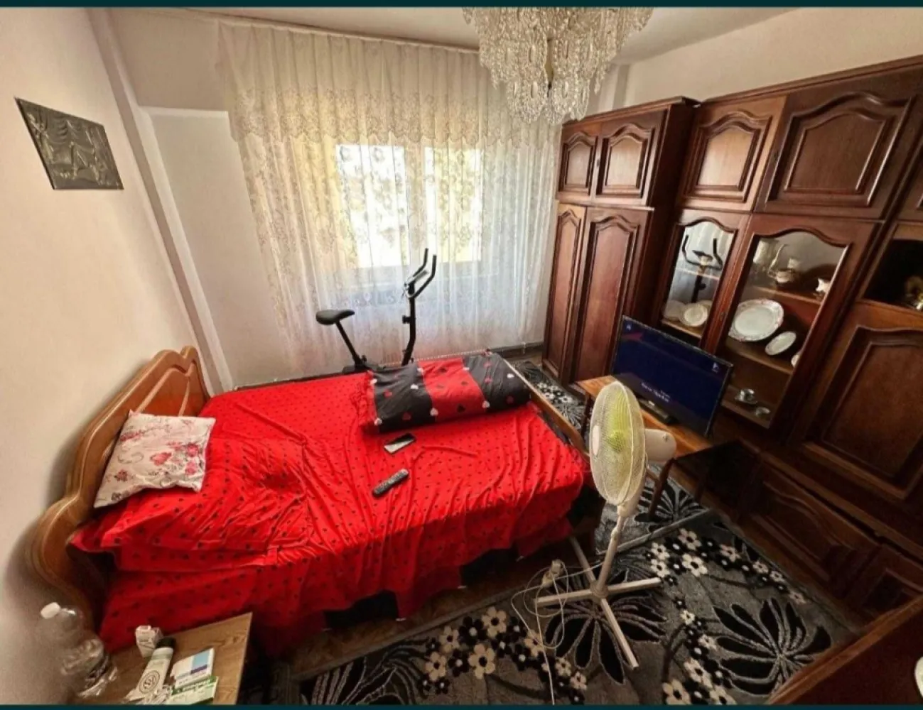 BRASADAS vinde ap 4 cam 90mp etaj 7/8 BCA Careiului M16. - Agenția imobiliara BRASADAS vinde apartament cu 4 camere din BCA, situat pe Drumul Careiului la etajul 7/8.
Apartamentul are centrala proprie pe cupru, 119mp, 2 bai cu geam, 2 balcoane, beci, cu lift nou, cu termopane noi, încălzire, având toate punctele de interes la pași distanță (bănci, spații verzi, stații de transport in comun , magazine alimentare, grădinițe, școli) foarte comod. 
Apartamentul necesita inbunatatire, se poate moderniza pe plac. 
Se vinde fara mobila.
Pentru mai multe oferte accesați www.brasadas.com.