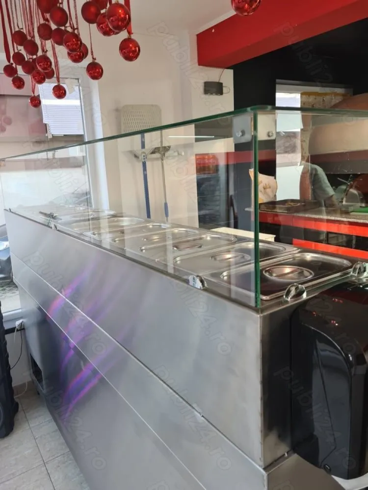 BRASADAS vinde Pizzerie in Popesti Leordeni. - Agenția imobiliara BRASADAS vinde pizzerie delivery in Popești-Leordeni
Afacerea este rentabila avand clientela formata. 
Se vinde complect utilata ca in poze. Spatiul este format din zona de servire unde gasim cuptor mare pe gaz, masa cu vitrina refrigerata 250 cm, feliator profesional, malaxor profesional 22 L doua viteze,vitrina bauturi, frigider, aer conditionat, mese inox etc. Doua locuri la masa in interior pentru clienti. In spatele zonei de servire avem spatiul de depozitare si toaleta. Total 40 mp spatiu la interior..In fata spatiului avem o terasa si loc de parcare privat exact langa pizzerie. Chiria spatiului este foarte mica de 600 euro lunar. Contractul de chirie se preda pe timp de 4 ani. Pretul pentru afacere este doar 14.900 euro.

Pentru mai multe oferte accesați www.brasadas.com