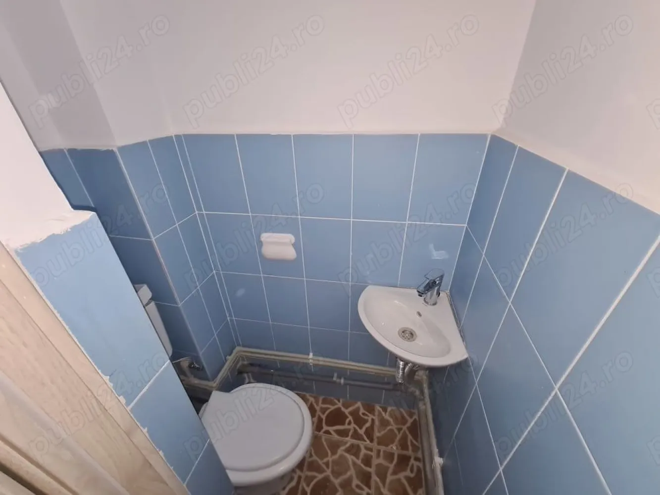 Spatiu comercial calea Serban Voda 199 - Vand Închiriez 

Spațiu comercial parter din vila p+1+m.
Spatiu cu destinatie comercial, nu transformat!
Centrala termica proprie, noua!

Închiriere ....800 euro luna.

4 camere și 2 bai!!
Plus demisol 2 camere!
Suprafata parter 42mp.
Suprafața demisol 17 mp!
 Expunere mare cu vitrine pe doua laturi.
Spațiul este situat chiar pe bulevardul Serban Voda 199.