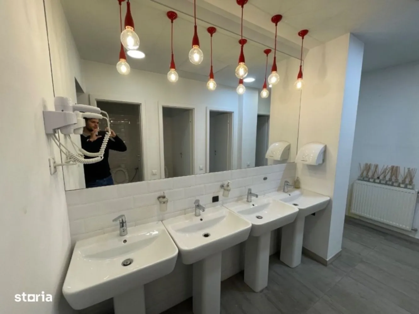 Studio Fitness zona ultra centrala - Oferim spre inchiriere studio de fitness cu suprafata de 175 mp . Spațiile sunt destinatie de Studiouri Fitness in zona ultra centrala. Spațiile se află in proximitatea Hotel Novotel, la o distanta de 600 m de statia de metrou “Universitate”.  Spațiile beneficiază de finisaje premium și de locuri de parcare proprii, fiind singura din zona cu aceasta facilitate.  Studioul are o suprafeta de 100mp, restul suprafeței fiind ocupată de vestiare si grupuri sanitare. Spațiul este ideal pentru desfasurarea activitatilor fizice de grup precum: dansuri, sala fitness, Yoga, Pilates, HIIT etc. Imobilul este echipat cu centrala tratare aer, centrala termica pe baza de gaz si chiller.Suplimentar chiriei se va percepe o taxa de mentenanta pt acoperirea cheltuielilor comune de intretinere a aceasta taxa se va percepe TVA. Chiria nu este purtatoare de TVA.Adresa: Strada Matei Millo, nr.9, sector 1