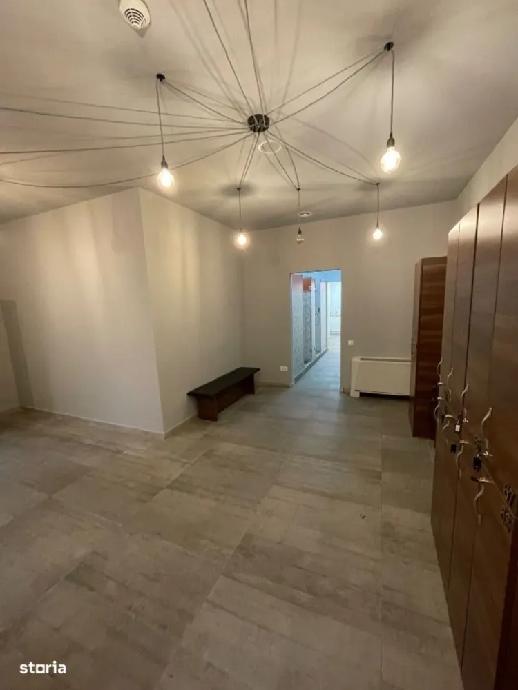 Studio Fitness zona ultra centrala - Oferim spre inchiriere studio de fitness cu suprafata de 175 mp . Spațiile sunt destinatie de Studiouri Fitness in zona ultra centrala. Spațiile se află in proximitatea Hotel Novotel, la o distanta de 600 m de statia de metrou “Universitate”.  Spațiile beneficiază de finisaje premium și de locuri de parcare proprii, fiind singura din zona cu aceasta facilitate.  Studioul are o suprafeta de 100mp, restul suprafeței fiind ocupată de vestiare si grupuri sanitare. Spațiul este ideal pentru desfasurarea activitatilor fizice de grup precum: dansuri, sala fitness, Yoga, Pilates, HIIT etc. Imobilul este echipat cu centrala tratare aer, centrala termica pe baza de gaz si chiller.Suplimentar chiriei se va percepe o taxa de mentenanta pt acoperirea cheltuielilor comune de intretinere a aceasta taxa se va percepe TVA. Chiria nu este purtatoare de TVA.Adresa: Strada Matei Millo, nr.9, sector 1