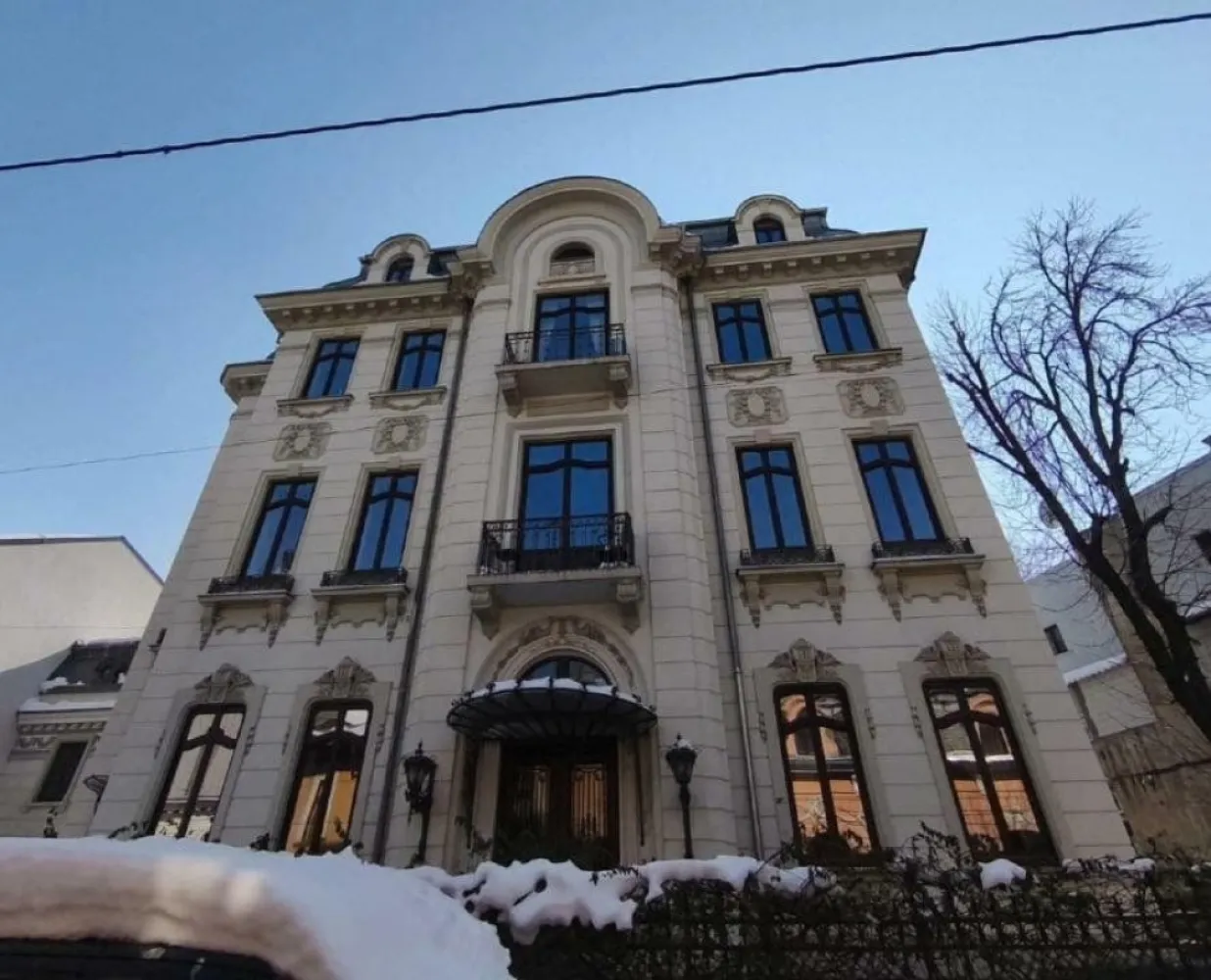 OPEN SPACE-MANSARDA DE INCHIRIAT UNIVERSITATE-ROSETTI-3900 EURO+TVA/LUNA - PROPRIETAR PERSOANA JURIDICA INCHIRIAZA OPEN SPACE - Mansarda exceptionala situata intr-o vila monument istoric in plin centru al Bucurestiului, la cca 5 minute de mers pe jos de statia de metrou Universitate, in spatele Pietei Rosetti, intr-o zona valoroasa a orasului din punct de vedere arhitectural si urbanistic. Vila a fost consolidata si reconditionata integral. Spatiul spre inchiriere detine 2 cai de acces (ascensor si scari) si 2 locuri de parcare securizate. Detine incalzire in pardoseala, aer conditionat, centrala proprie si este termoizolata.
Suprafata utila â€“ 233,5 mp, compusa din:
1 Birou open space â€“ 165,9 mp;
3 sali de private meeting - cca 17 mp fiecare;
2 Grupuri sanitare;
1 Chicineta;
1 Camera tehnica - ascensor si centrala termica;