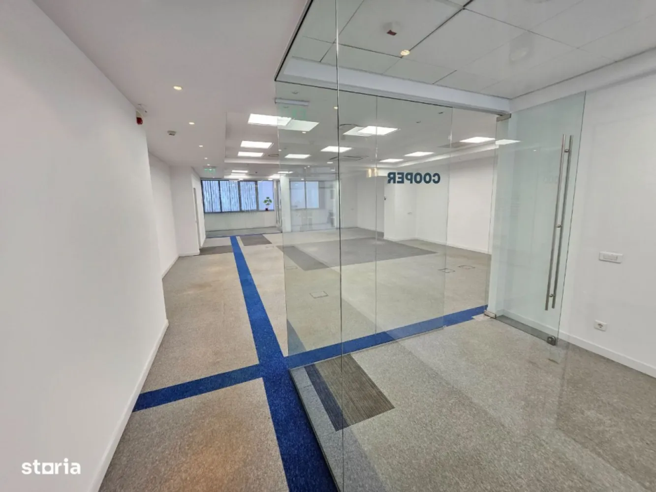 Spatiu de birouri, Universitate - Direct proprietar, spatiu modern, cladire noua, open space, etajul 4. 
Spatiul dispune de chicineta si 2 grupuri sanitare, podea flotanta.

Se adauga 2,5 EUR/mp taxa de administrare spatii comune.