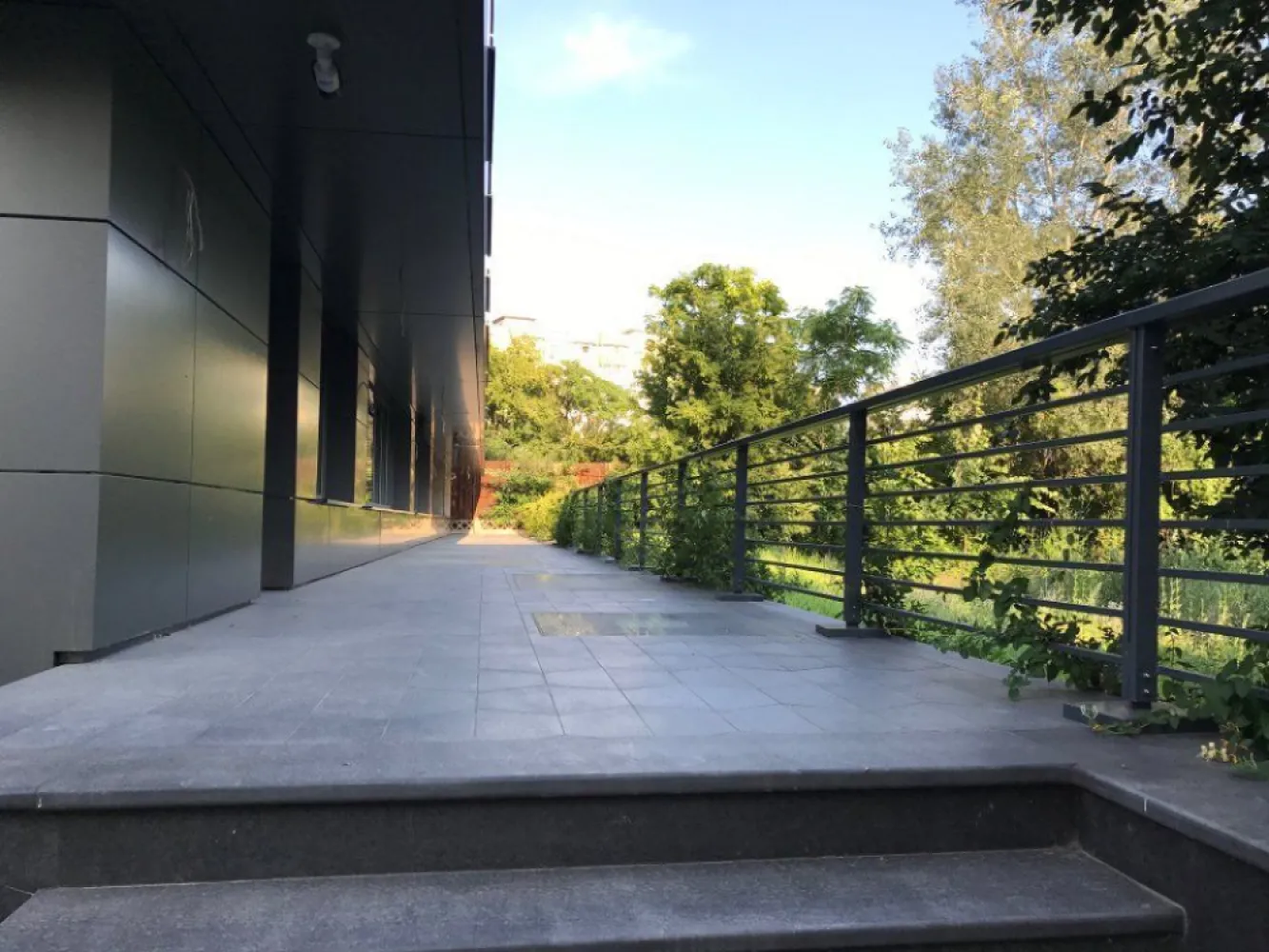 Spatiu comercial si birouri intersectie Timpuri Noi, suprafata 250mp+terasa, - Cladire 8 etaje, noua, in 2023 finisata pentru inchiriere/ 
Spatiu comercial sau de birouri la parter. 
Spatiu de inchiriat parter interior 250mp util iar pretul include si terasa exterioara de 150mp cu pretul negociabil si acces separat spre strada principala
Contorizare separata parter
Spatii pe etaj cuprinse intre 200mp si 370mp la fiecare etaj .