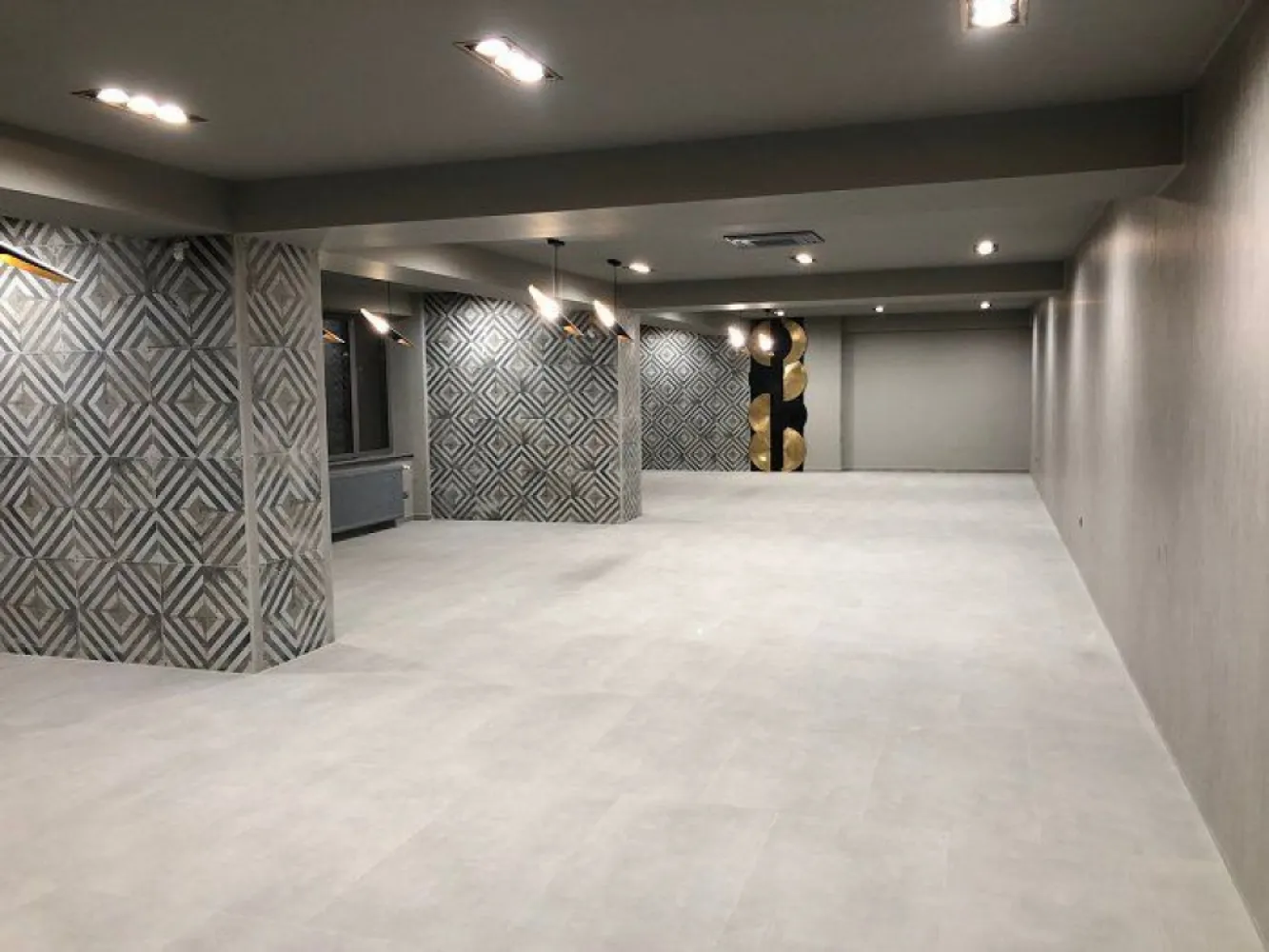 Spatiu comercial si birouri intersectie Timpuri Noi, suprafata 250mp+terasa, - Cladire 8 etaje, noua, in 2023 finisata pentru inchiriere/ 
Spatiu comercial sau de birouri la parter. 
Spatiu de inchiriat parter interior 250mp util iar pretul include si terasa exterioara de 150mp cu pretul negociabil si acces separat spre strada principala
Contorizare separata parter
Spatii pe etaj cuprinse intre 200mp si 370mp la fiecare etaj .