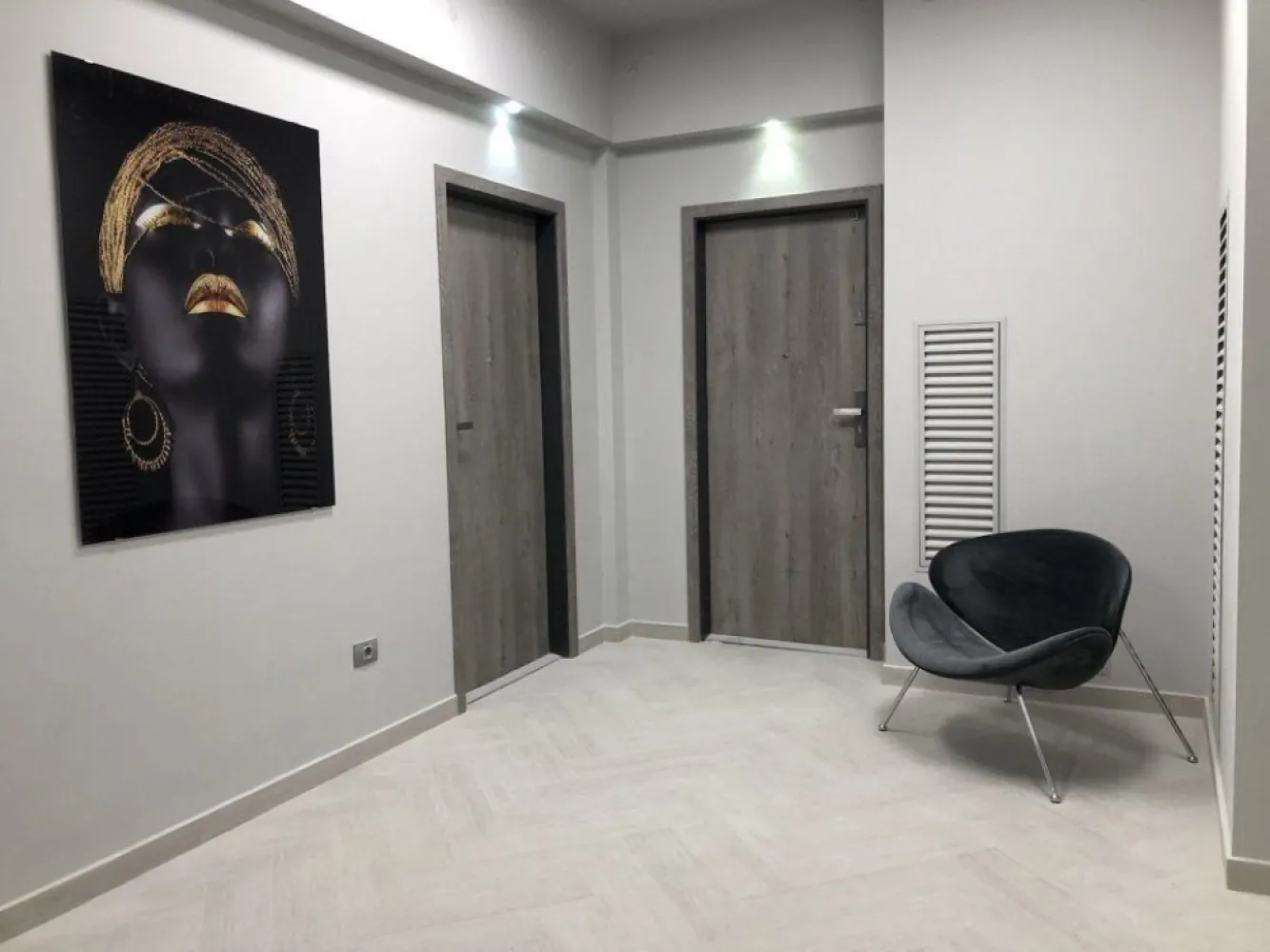 Spatiu comercial si birouri intersectie Timpuri Noi, suprafata 250mp+terasa, - Cladire 8 etaje, noua, in 2023 finisata pentru inchiriere/ 
Spatiu comercial sau de birouri la parter. 
Spatiu de inchiriat parter interior 250mp util iar pretul include si terasa exterioara de 150mp cu pretul negociabil si acces separat spre strada principala
Contorizare separata parter
Spatii pe etaj cuprinse intre 200mp si 370mp la fiecare etaj .