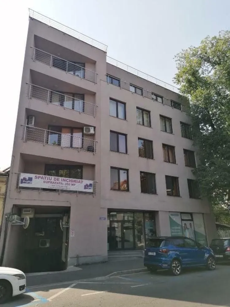 Inchiriere spatiu birouri Polona 95-99 , Sector 1 - Inchiriere spatiu birouri cladire Polona 95-99, Sector 1, Bucuresti. La 5 min de statia de metrou Stefan cel Mare
Disponibilitate : 
- spatiu etaj 3 , 190 mp
 - compartimentat birouri sticla , gata de mutat, doar sa vii cu mobilierul 
- situat pe partea din fata a cladirii , dispune de balcon.
- Chirie - 14 euro/mp + tva / luna
 - Service charge - 4 euro/ mp +tva / luna
- 1 Loc de parcare - 120 Euro + tva / luna.
 - Recepţie;
- Pază 24/24;
- Curăţenie spaţii comune;
- Servicii tehnice şi administrarea proprietăţii;
- Mentenanţă echipamente clădire conform prevederilor legale;