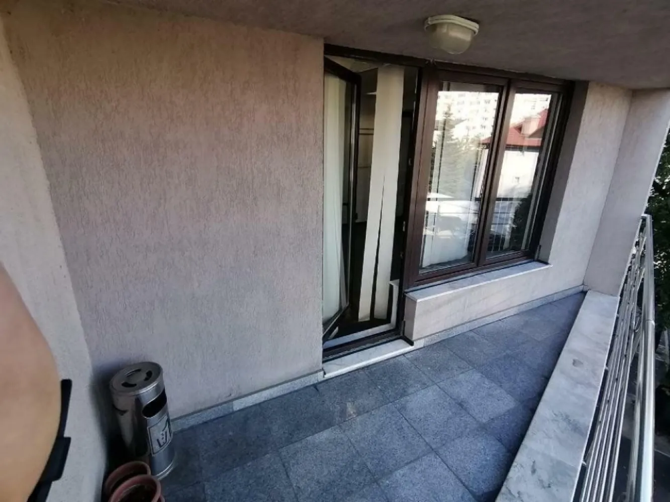 Inchiriere spatiu birouri Polona 95-99 , Sector 1 - Inchiriere spatiu birouri cladire Polona 95-99, Sector 1, Bucuresti. La 5 min de statia de metrou Stefan cel Mare
Disponibilitate : 
- spatiu etaj 3 , 190 mp
 - compartimentat birouri sticla , gata de mutat, doar sa vii cu mobilierul 
- situat pe partea din fata a cladirii , dispune de balcon.
- Chirie - 14 euro/mp + tva / luna
 - Service charge - 4 euro/ mp +tva / luna
- 1 Loc de parcare - 120 Euro + tva / luna.
 - Recepţie;
- Pază 24/24;
- Curăţenie spaţii comune;
- Servicii tehnice şi administrarea proprietăţii;
- Mentenanţă echipamente clădire conform prevederilor legale;