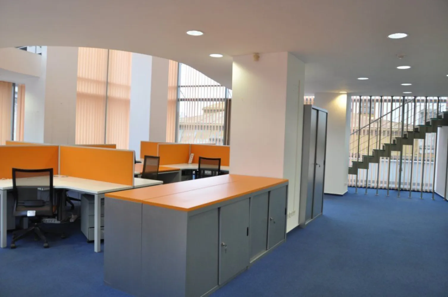 Stirbei Center, ultracentral, direct proprietar - - suprafata disponibila: 290 mp;
 - spatiul este mobilat si echipat;
 - Sistem de încalzire și racire cu ventiloconvectoare;
 - servicii de curatenie pe spatii comune;
 - spatiu dotat cu sistem de detectie incendiu ;
 - servicii de paza 24 de ore;
 - spatiu mochetat ;
 - chicineta utilata ;
 - grupuri sanitare utilate complet;
 - parcare permanenta pazita cu acces 24 de ore;
 - 3 locuri de parcare alocate acestui spatiu ;
 - asistenta tehnica.
 
Conditiile de inchiriere sunt urmatoarele: 
- pret de inchiriere - 15 euro/mp; 
- cost intretinere spatii comune in sistem deschis cu regularizare la sfarsit de an - 5 euro/mp; Acest pret include costurile cu incalzirea si racirea spatiului;
- locuri de parcare la un pret de 190 euro/pkk/luna;
 - servicii de curatenie aferente spatiului inchiriata - 4 euro/mp (la cerere);
- costurile de electricitate vor fi refacturate de catre proprietar pe baza facturii emise de catre Electrica furnizare in baza consumului individual;
- perioada de inchiriere pe 2 ani, 3 ani sau 5 ani;
 - garantie va fi contravaloarea chiriei pe 2 luni;
 - plata chiriei se va realiza lunar, la inceputul fiecarei perioade