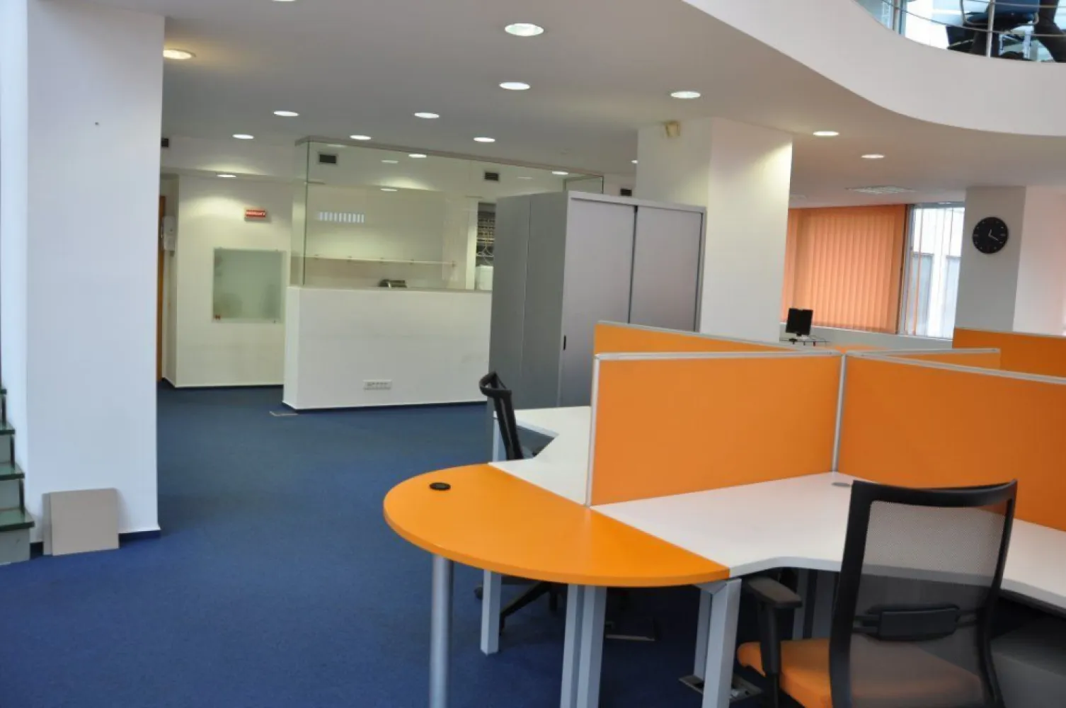 Stirbei Center, ultracentral, direct proprietar - - suprafata disponibila: 290 mp;
 - spatiul este mobilat si echipat;
 - Sistem de încalzire și racire cu ventiloconvectoare;
 - servicii de curatenie pe spatii comune;
 - spatiu dotat cu sistem de detectie incendiu ;
 - servicii de paza 24 de ore;
 - spatiu mochetat ;
 - chicineta utilata ;
 - grupuri sanitare utilate complet;
 - parcare permanenta pazita cu acces 24 de ore;
 - 3 locuri de parcare alocate acestui spatiu ;
 - asistenta tehnica.
 
Conditiile de inchiriere sunt urmatoarele: 
- pret de inchiriere - 15 euro/mp; 
- cost intretinere spatii comune in sistem deschis cu regularizare la sfarsit de an - 5 euro/mp; Acest pret include costurile cu incalzirea si racirea spatiului;
- locuri de parcare la un pret de 190 euro/pkk/luna;
 - servicii de curatenie aferente spatiului inchiriata - 4 euro/mp (la cerere);
- costurile de electricitate vor fi refacturate de catre proprietar pe baza facturii emise de catre Electrica furnizare in baza consumului individual;
- perioada de inchiriere pe 2 ani, 3 ani sau 5 ani;
 - garantie va fi contravaloarea chiriei pe 2 luni;
 - plata chiriei se va realiza lunar, la inceputul fiecarei perioade