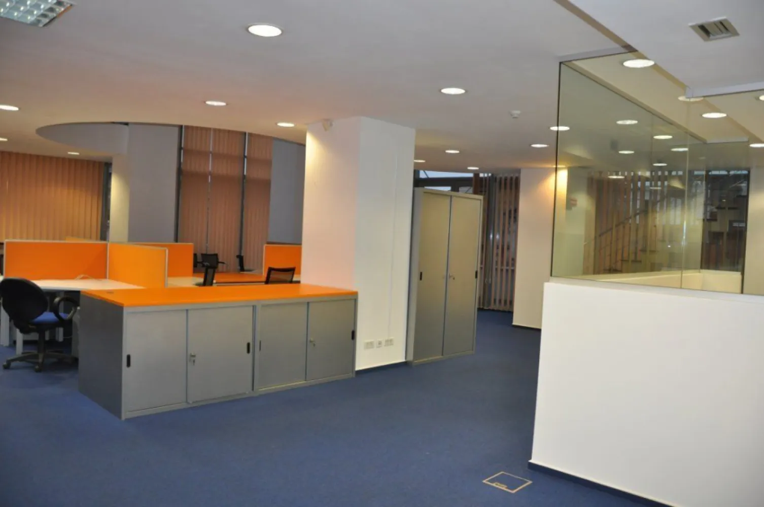 Stirbei Center, ultracentral, direct proprietar - - suprafata disponibila: 290 mp;
 - spatiul este mobilat si echipat;
 - Sistem de încalzire și racire cu ventiloconvectoare;
 - servicii de curatenie pe spatii comune;
 - spatiu dotat cu sistem de detectie incendiu ;
 - servicii de paza 24 de ore;
 - spatiu mochetat ;
 - chicineta utilata ;
 - grupuri sanitare utilate complet;
 - parcare permanenta pazita cu acces 24 de ore;
 - 3 locuri de parcare alocate acestui spatiu ;
 - asistenta tehnica.
 
Conditiile de inchiriere sunt urmatoarele: 
- pret de inchiriere - 15 euro/mp; 
- cost intretinere spatii comune in sistem deschis cu regularizare la sfarsit de an - 5 euro/mp; Acest pret include costurile cu incalzirea si racirea spatiului;
- locuri de parcare la un pret de 190 euro/pkk/luna;
 - servicii de curatenie aferente spatiului inchiriata - 4 euro/mp (la cerere);
- costurile de electricitate vor fi refacturate de catre proprietar pe baza facturii emise de catre Electrica furnizare in baza consumului individual;
- perioada de inchiriere pe 2 ani, 3 ani sau 5 ani;
 - garantie va fi contravaloarea chiriei pe 2 luni;
 - plata chiriei se va realiza lunar, la inceputul fiecarei perioade