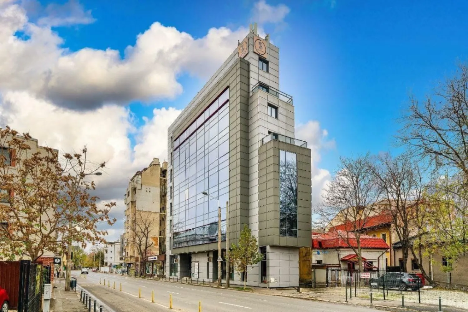 Spaţiu de birouri premium disponibil pentru închiriere pe Bd. Dacia - Mosilor - Vă oferim 335 mp de birouri într-o locaţie excelentă, ideală pentru afacerea dvs.! Clădirea este modernă, bine întreţinută şi poziţionată strategic, oferind acces rapid către toate punctele cheie din Bucureşti.

Detalii ofertă:
Chirie competitivă: 13 EUR/mp
Taxă de mentenanţă: 3.7 EUR/mp + TVA

Beneficii:
Amplasare centrală
Clădire modernă şi bine întreţinută
Spaţiu flexibil, uşor de adaptat pentru nevoile echipei tale.
Perfect pentru afaceri care îşi doresc vizibilitate şi accesibilitate.

Nu rata oportunitatea de a-ţi stabili sediul într-o zonă de prestigiu! Contactează-ne pentru mai multe detalii şi o vizionare.