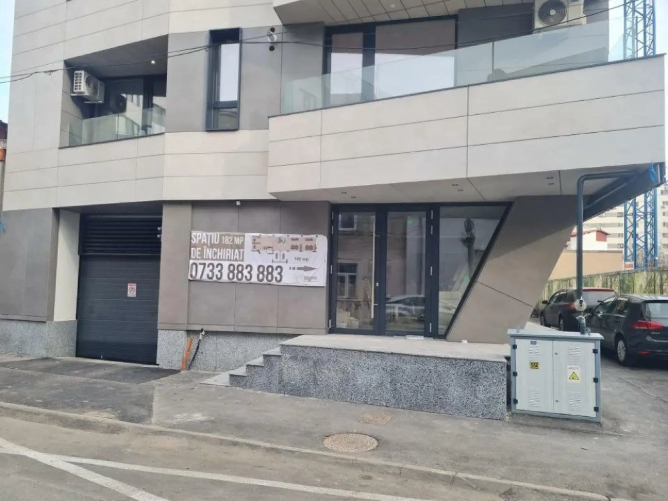 spatiu de inchiriat - Spatiu de inchiriat ( 182 metri patrati) ,propietar persoana fizica, stradal( str. Sirenelor) , in apropiere de Hotel Marriott , pretabil pentru: farmacie, cabinet avocatura , notariat, cabinete medicale,reprezentanta etc. intr-un bloc nou.
In prezent este neamenajat oferind chiriasului posibilitatea de a personaliza amenajarea spatiului pentru cerintele sale
Nu colaboram cu agentii imobiliare sau site-uri de promovare.
PRET 3200 EURO/luna
Telefon: