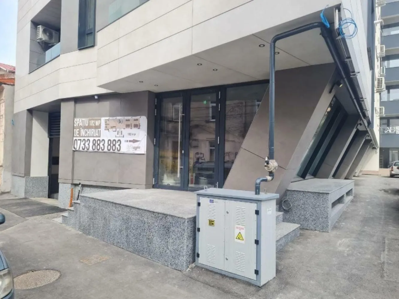 spatiu de inchiriat - Spatiu de inchiriat ( 182 metri patrati) ,propietar persoana fizica, stradal( str. Sirenelor) , in apropiere de Hotel Marriott , pretabil pentru: farmacie, cabinet avocatura , notariat, cabinete medicale,reprezentanta etc. intr-un bloc nou.
In prezent este neamenajat oferind chiriasului posibilitatea de a personaliza amenajarea spatiului pentru cerintele sale
Nu colaboram cu agentii imobiliare sau site-uri de promovare.
PRET 3200 EURO/luna
Telefon: